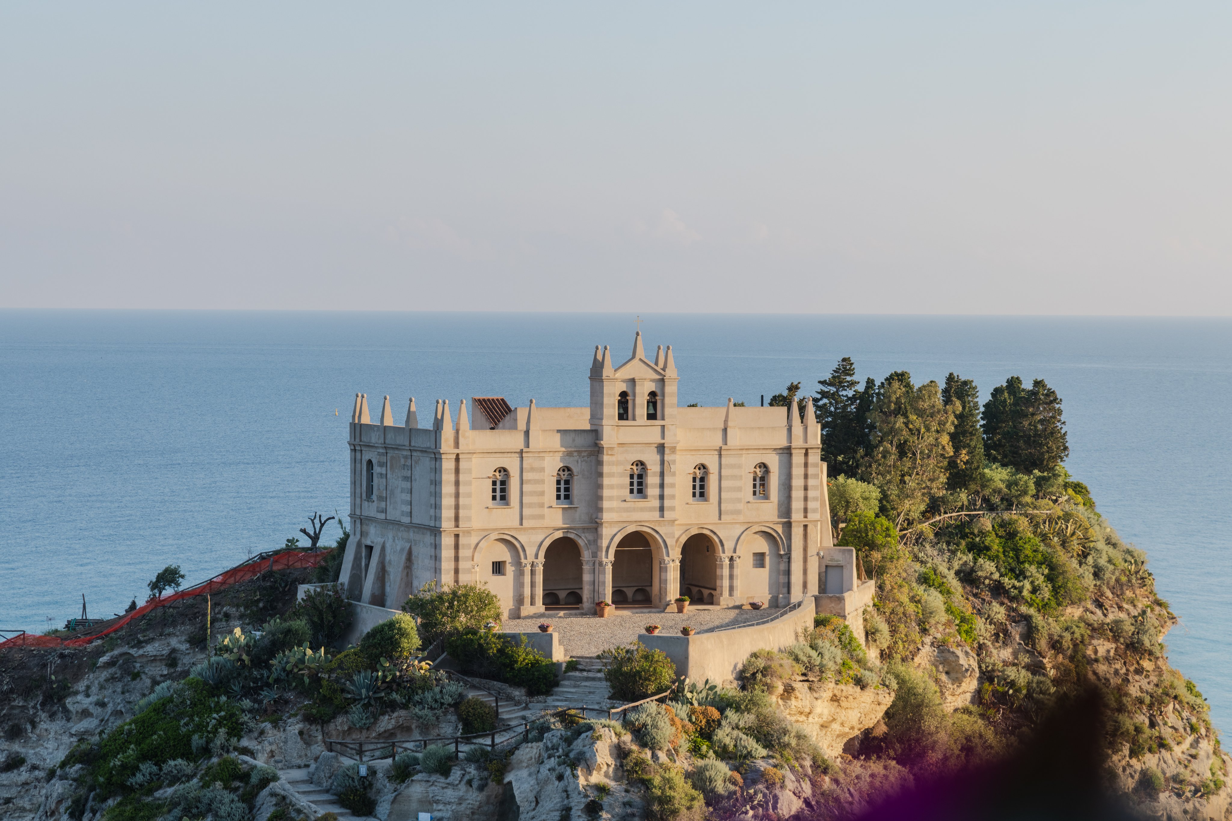 Luxuriöses Aldiana Clubhotel auf einem Felsen mit Blick aufs Meer, elegantes Design, Urlaubsparadies