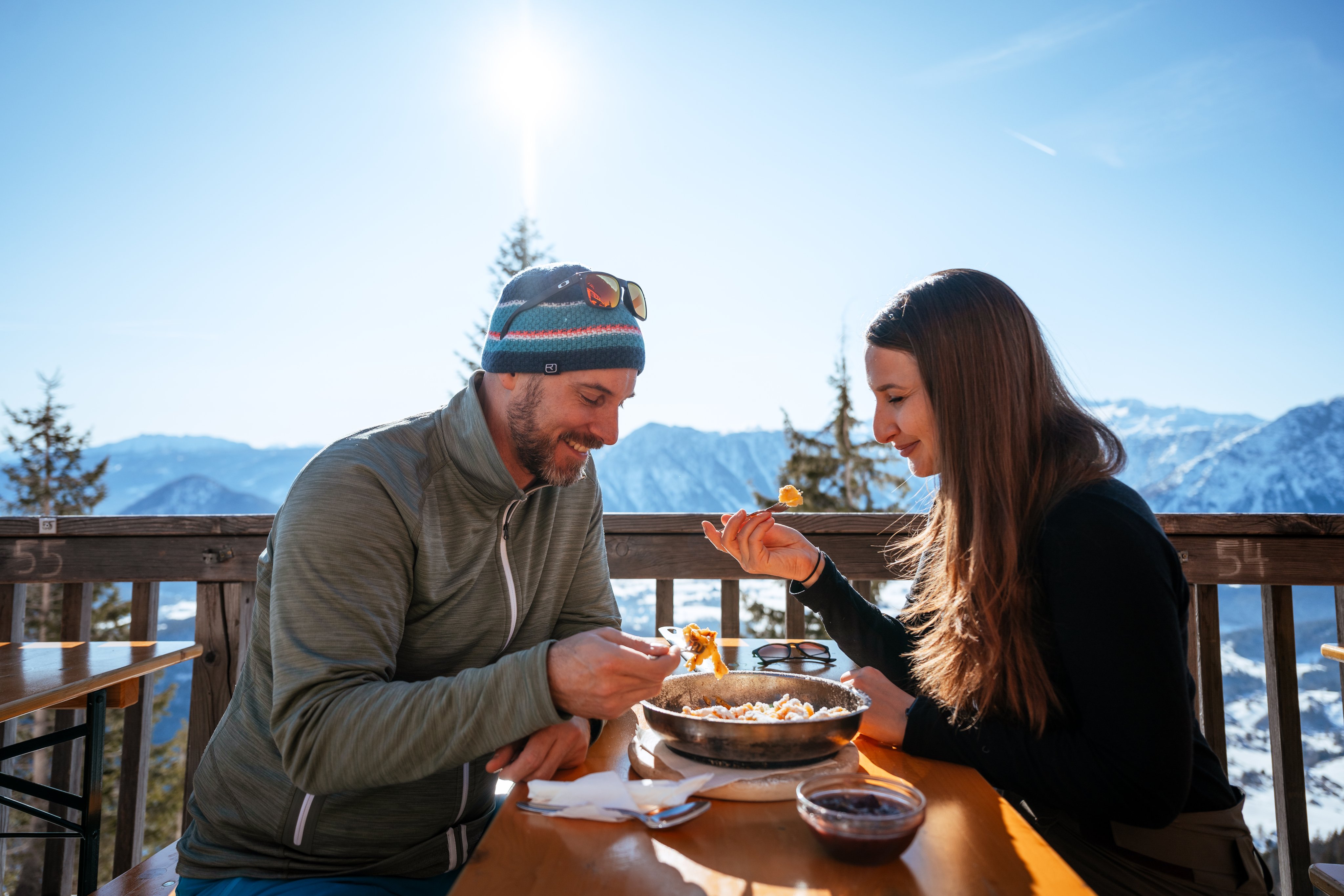 Zwei Personen beim Essen im Premium Cluburlaub auf einer Terrasse mit Bergblick