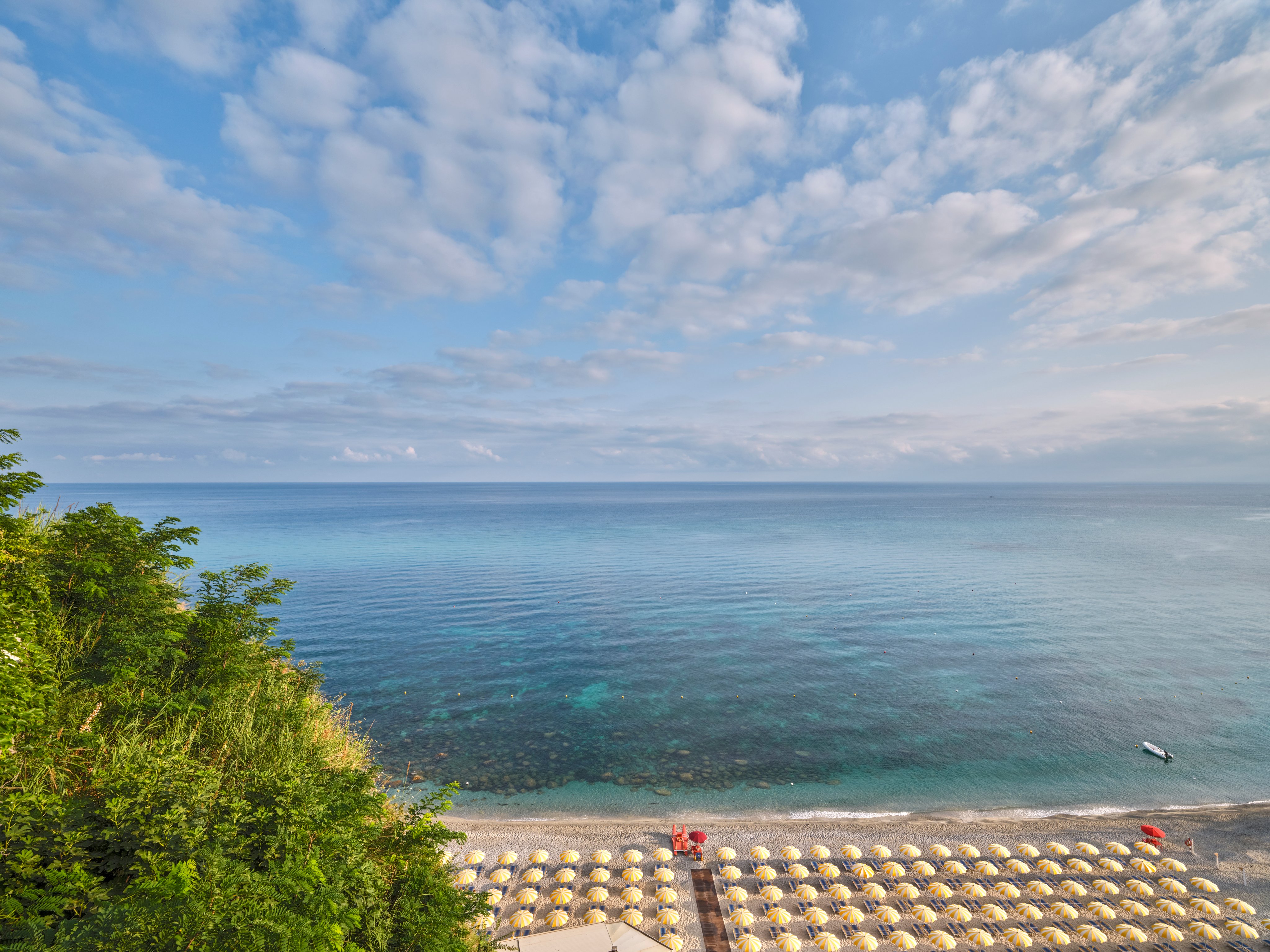 Traumhafter Strand am Aldiana Premium Cluburlaub mit Liegen und Blick aufs Meer