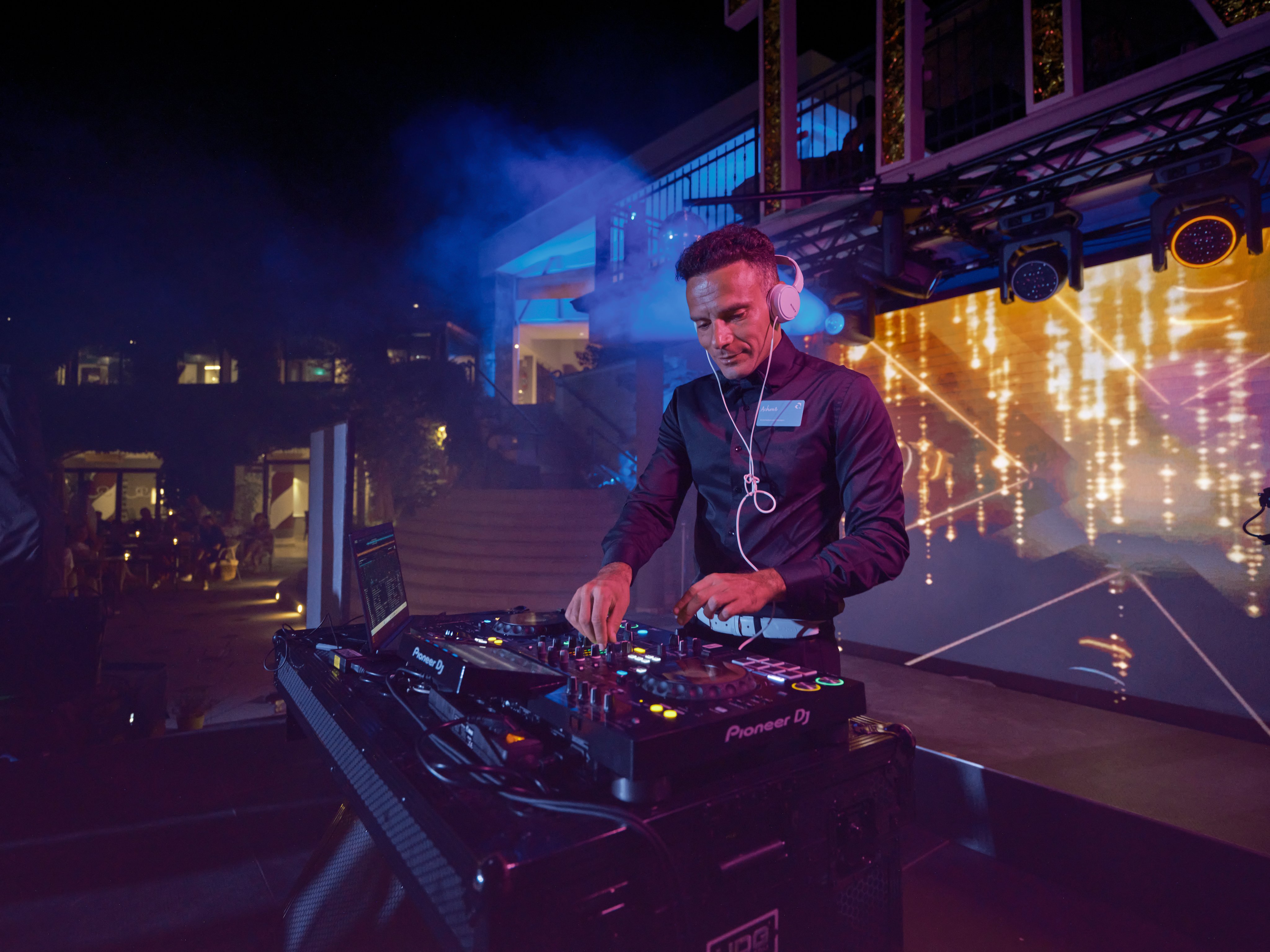 DJ am Mischpult bei einem eleganten Event im Premium Cluburlaub von Aldiana