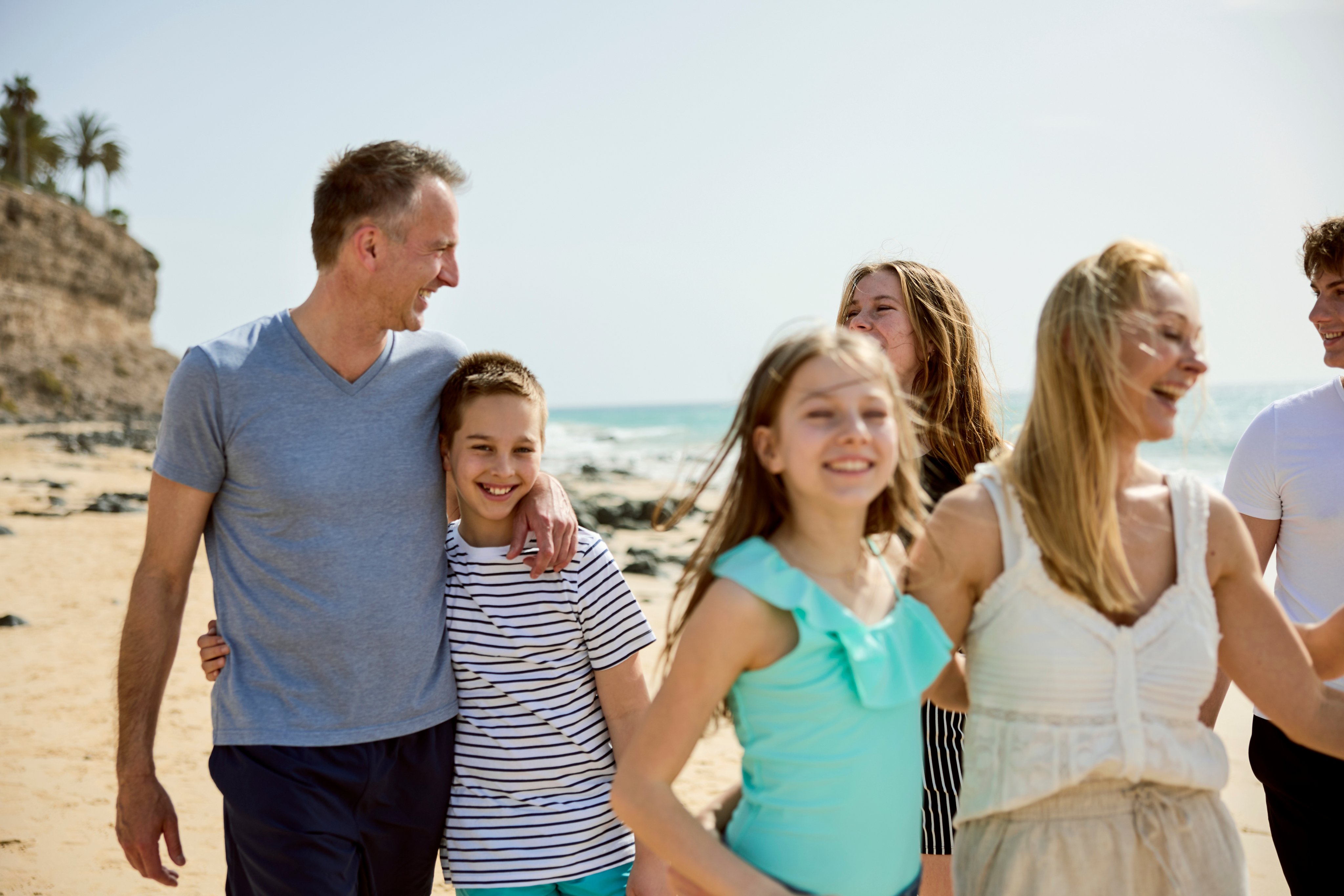 Familien am Strand beim Spaziergang, entspannter Urlaub bei Aldiana am Meer