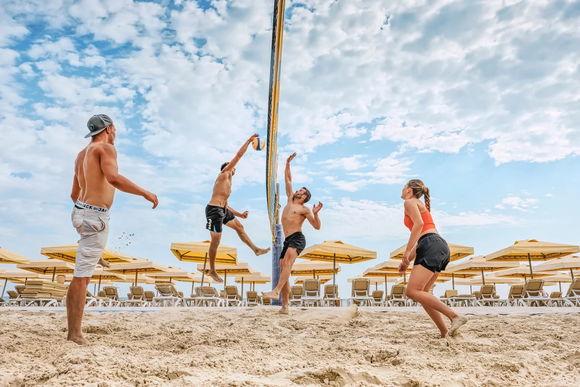 Personen spielen am Strand Beachvolleyball