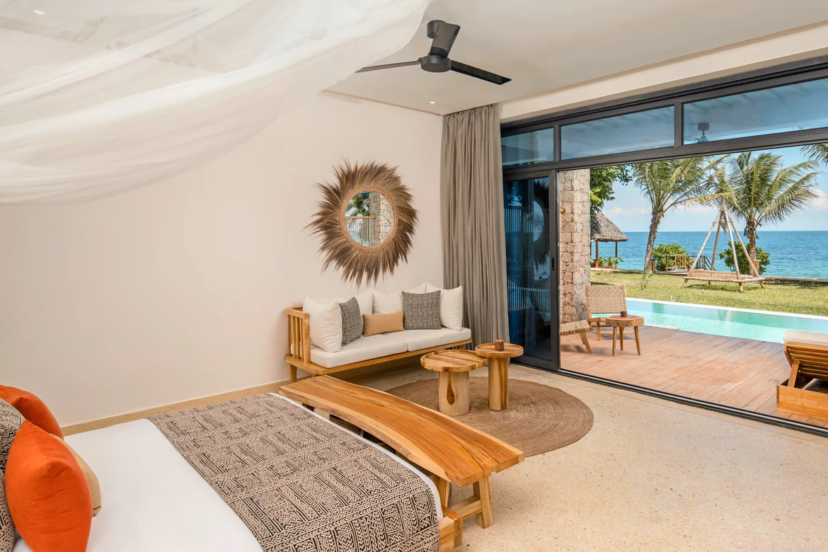 Elegantes Hotelzimmer mit Blick auf den Pool und das Meer bei Aldiana, Premium Cluburlaub