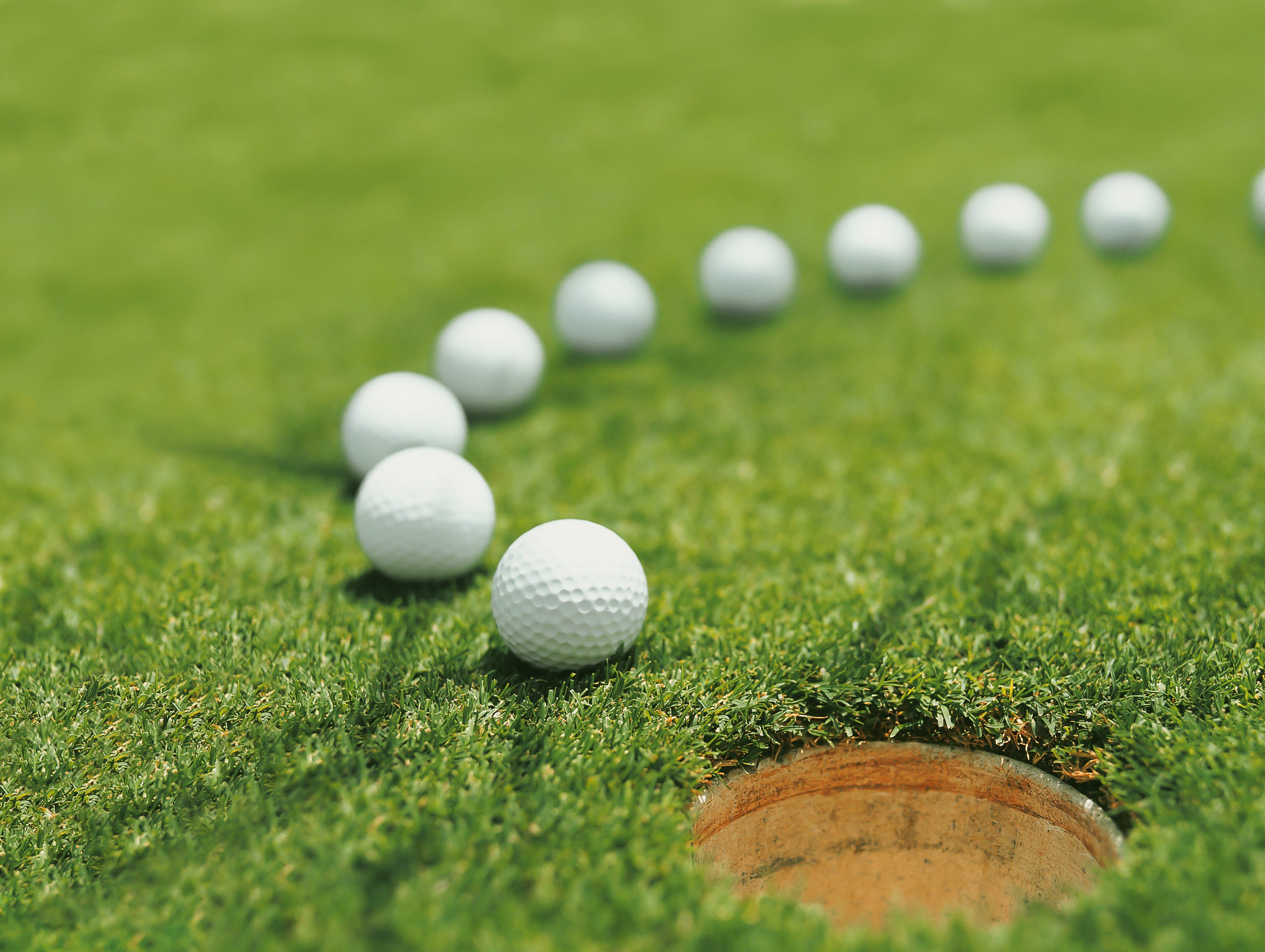 Golfbälle auf grünem Rasen bei Aldiana, Anbieter für Premium Cluburlaub