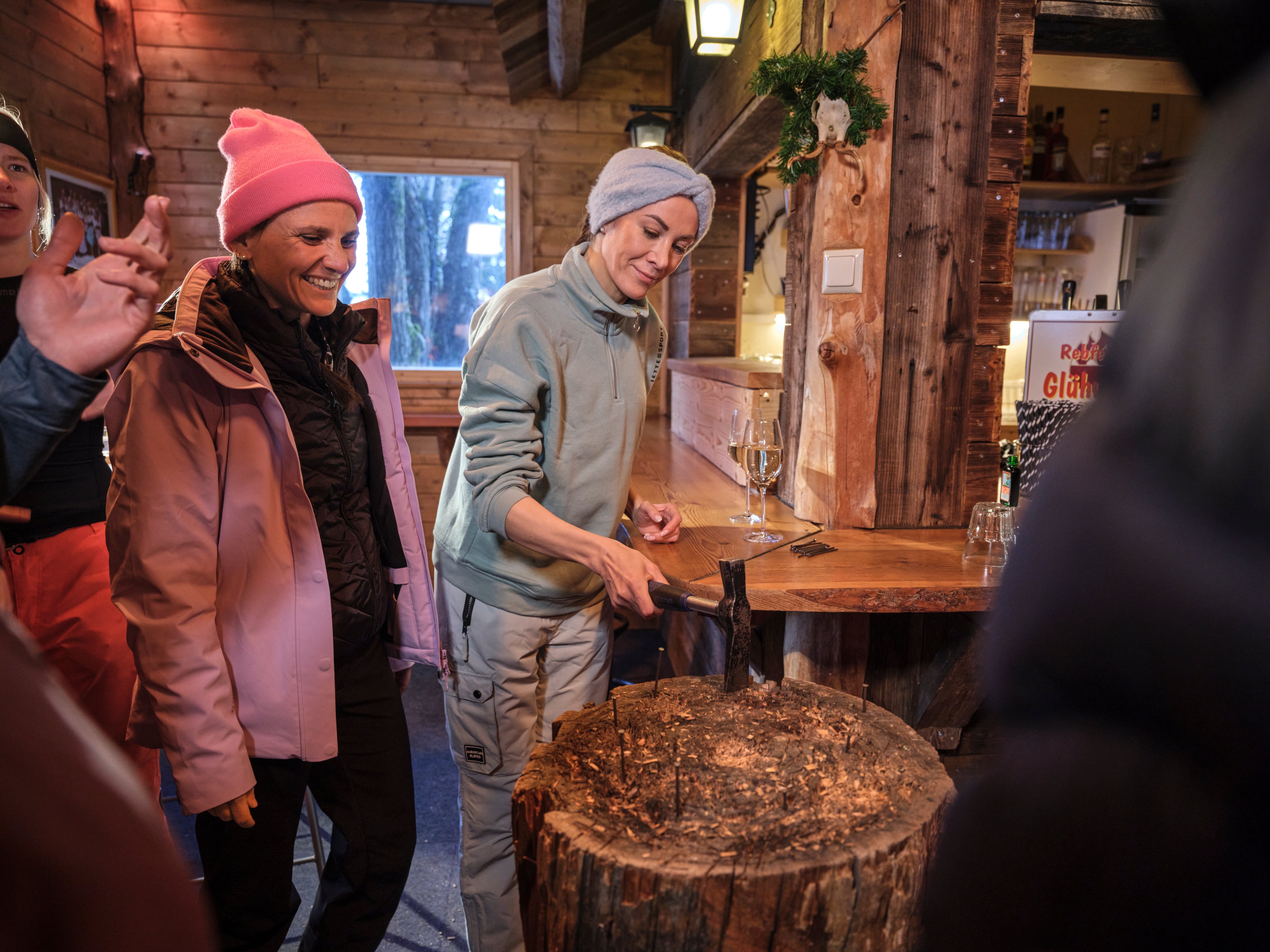 Personen im Holzhaus beim Lagerfeuer, gemütliche Atmosphäre, Aldiana Premium Cluburlaub