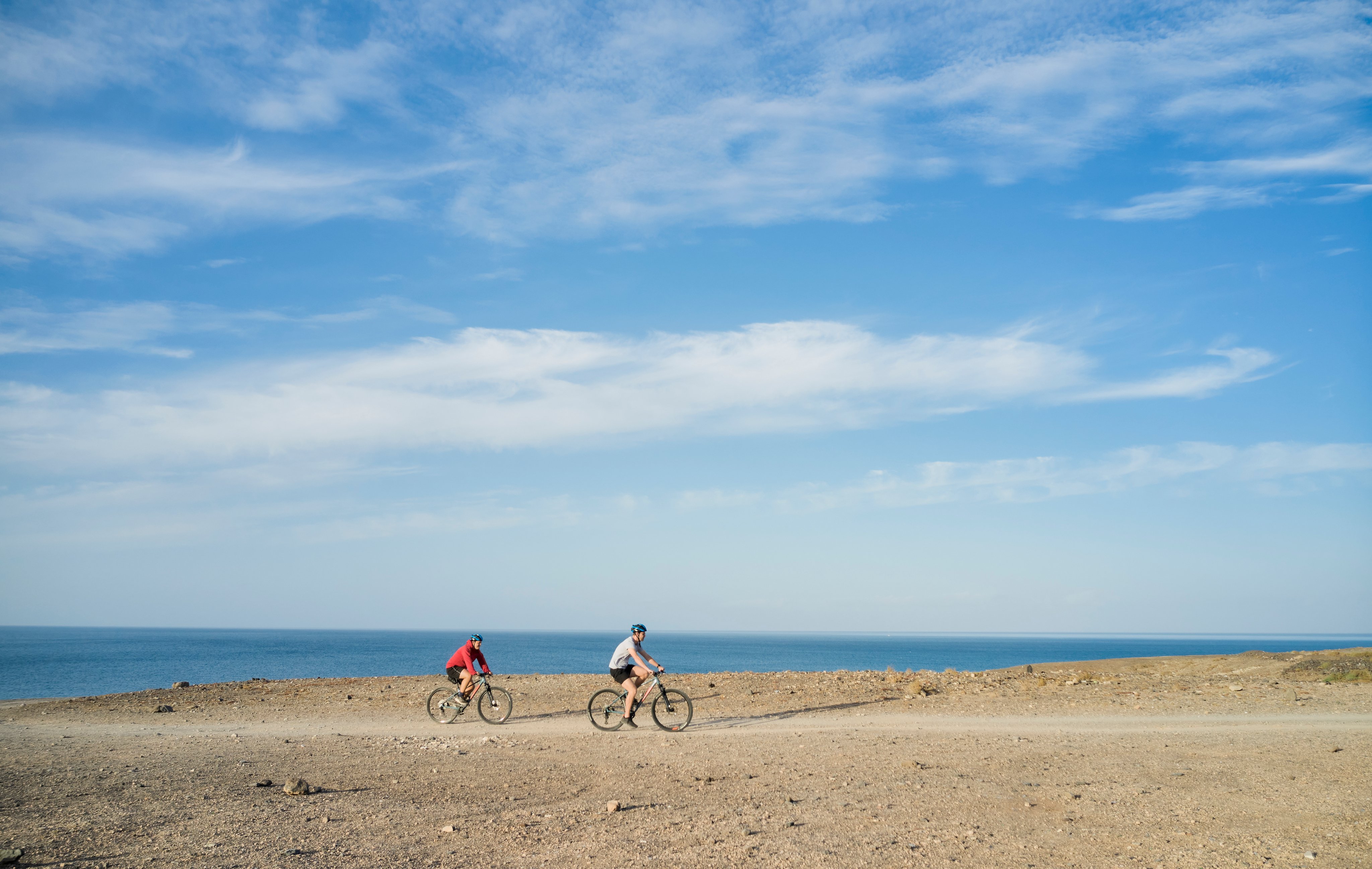 Zwei Radfahrer am Strand bei blauem Himmel, unkalibriertes Bild, Aldiana Premium Cluburlaub