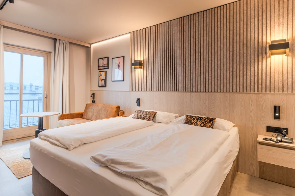 Schlafzimmer im Premium Clubhotel von Aldiana mit modernem Design und Zugang zum Balkon