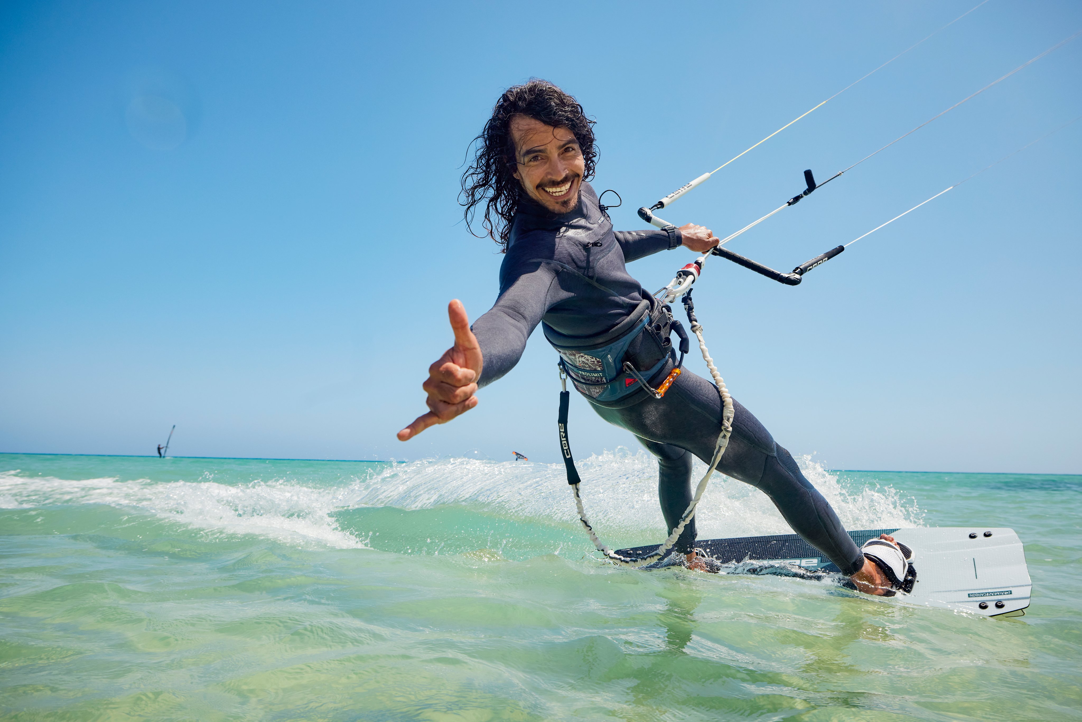 Person beim Kitesurfen am Meer auf einer Aldiana Premium Clubreise