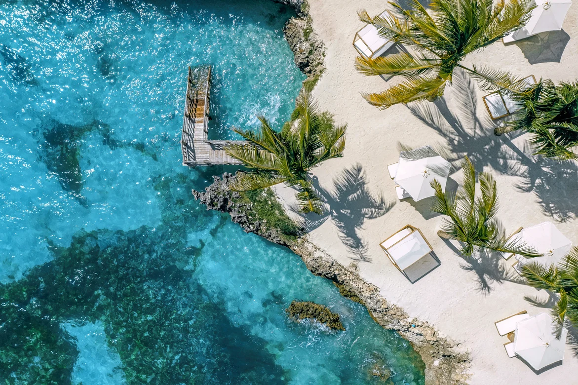 Strand mit Palmen, Liegen und Sonnenschirmen bei Aldiana Premium Cluburlaub