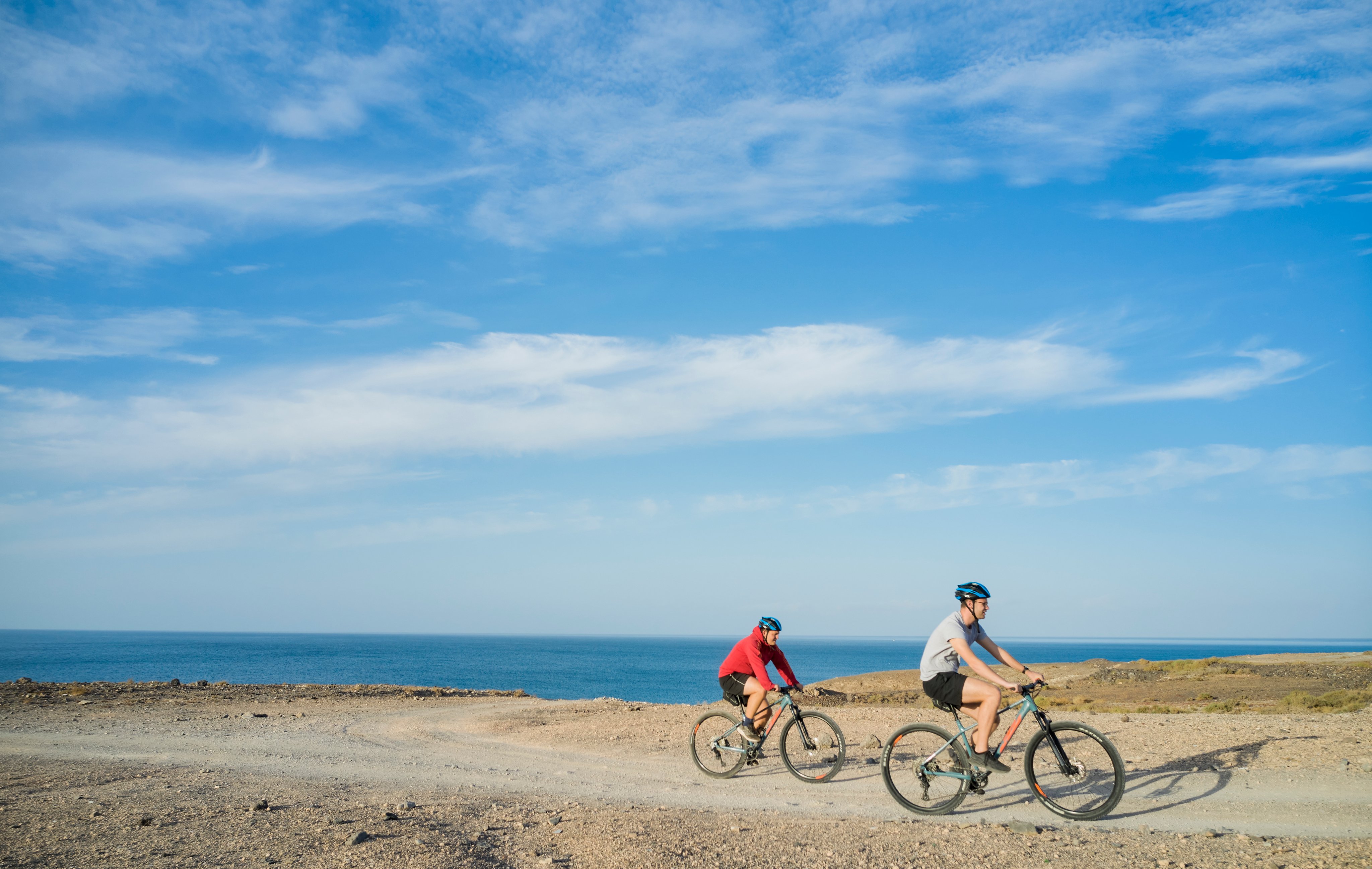 2 Personen mit Mountainbikes