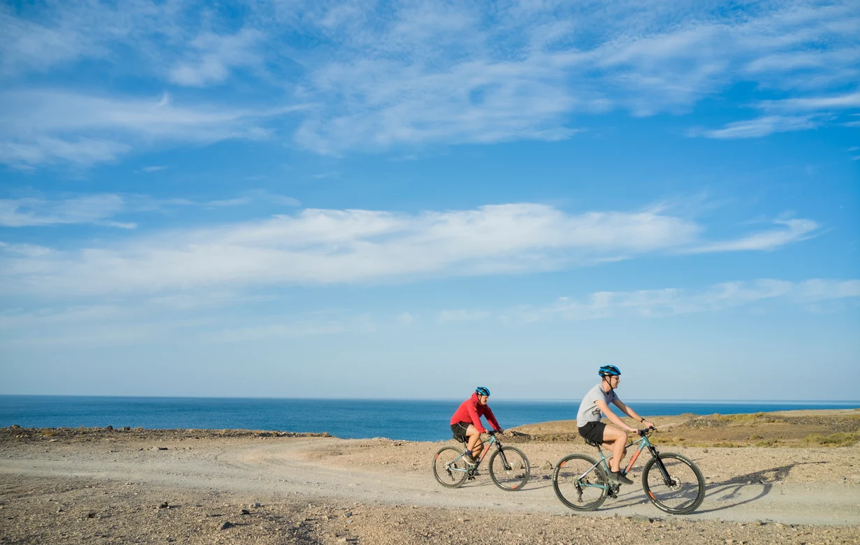 2 Personen mit Mountainbikes