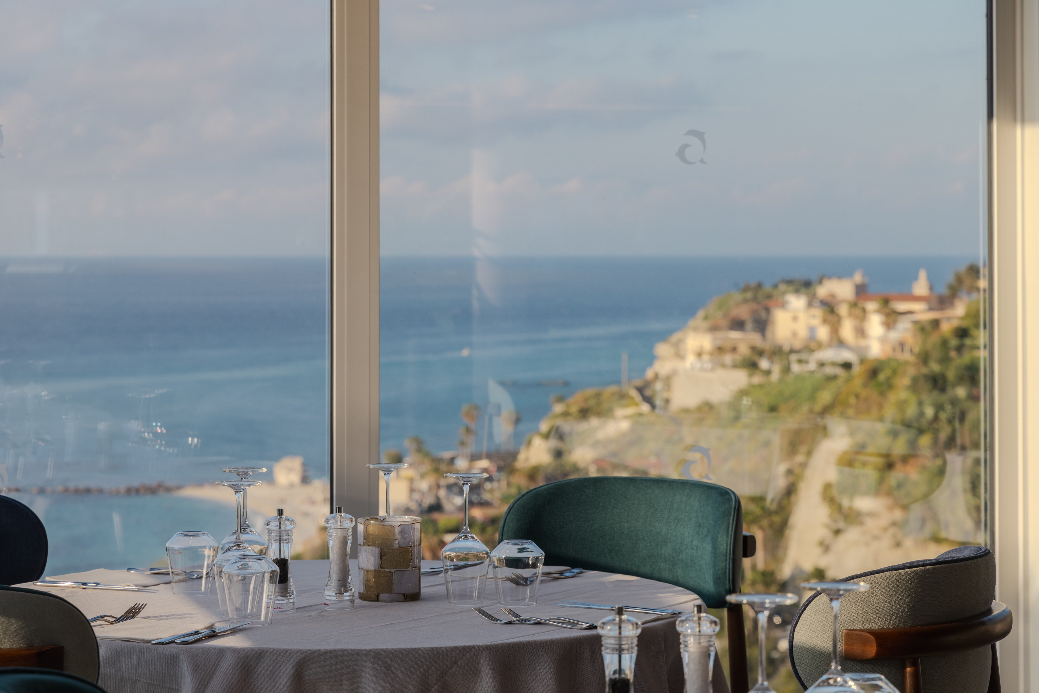 Eleganter Esstisch mit Blick auf das Meer in einem Premium Cluburlaub bei Aldiana