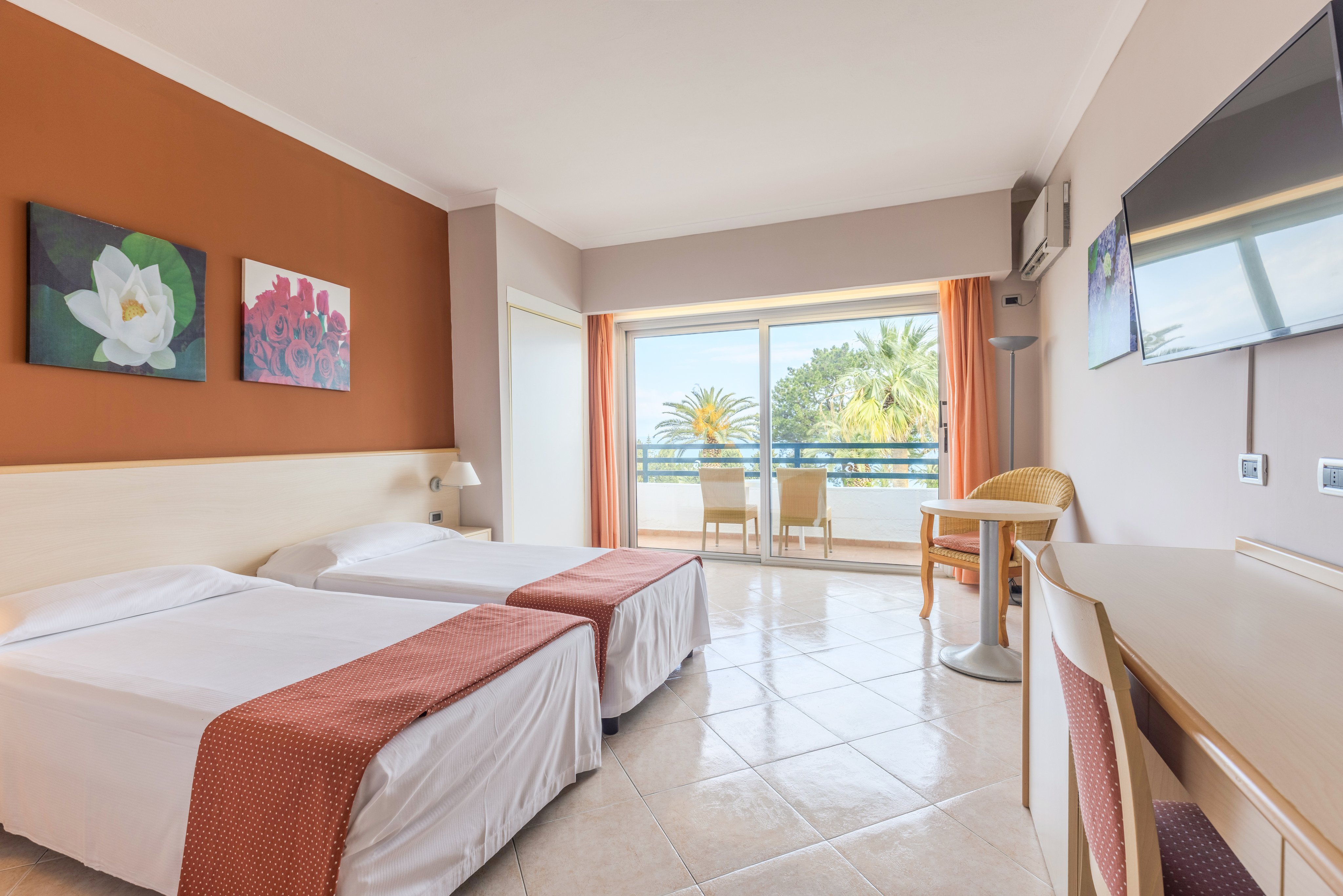 Doppelbettzimmer im Aldiana Premium Cluburlaub mit Terrasse und Meerblick