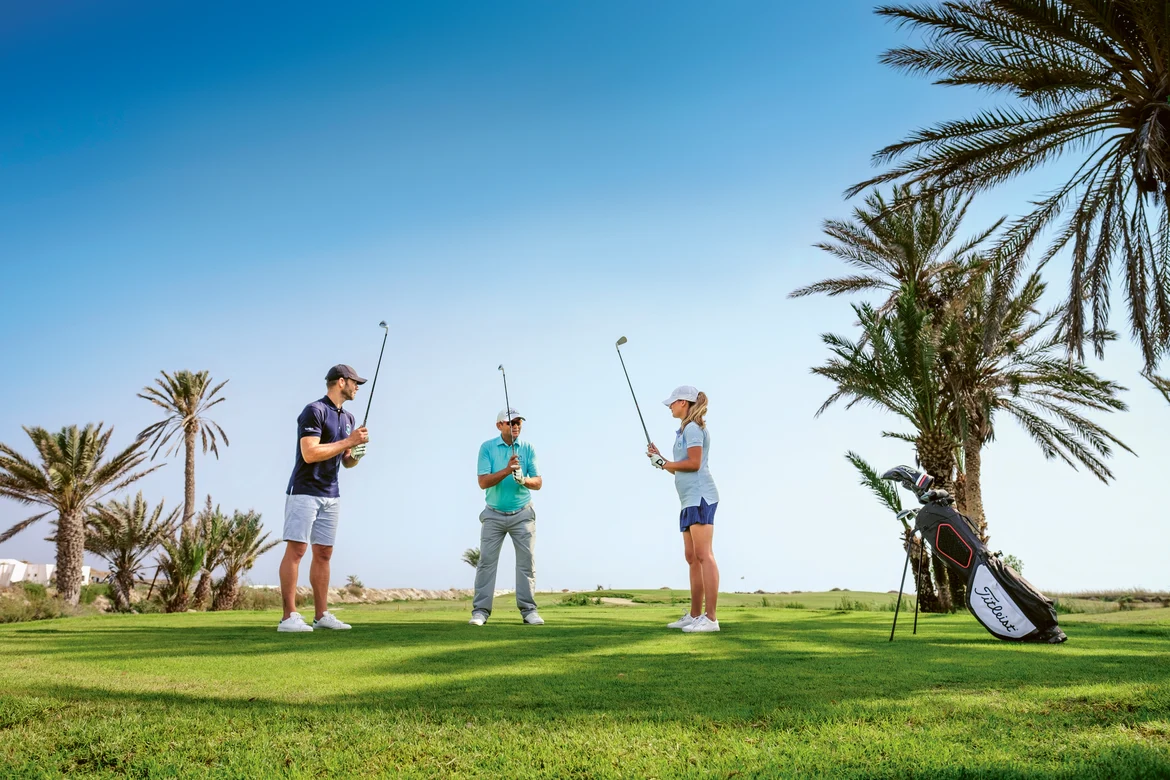 Drei Personen bei einem Golfkurs in Djerba