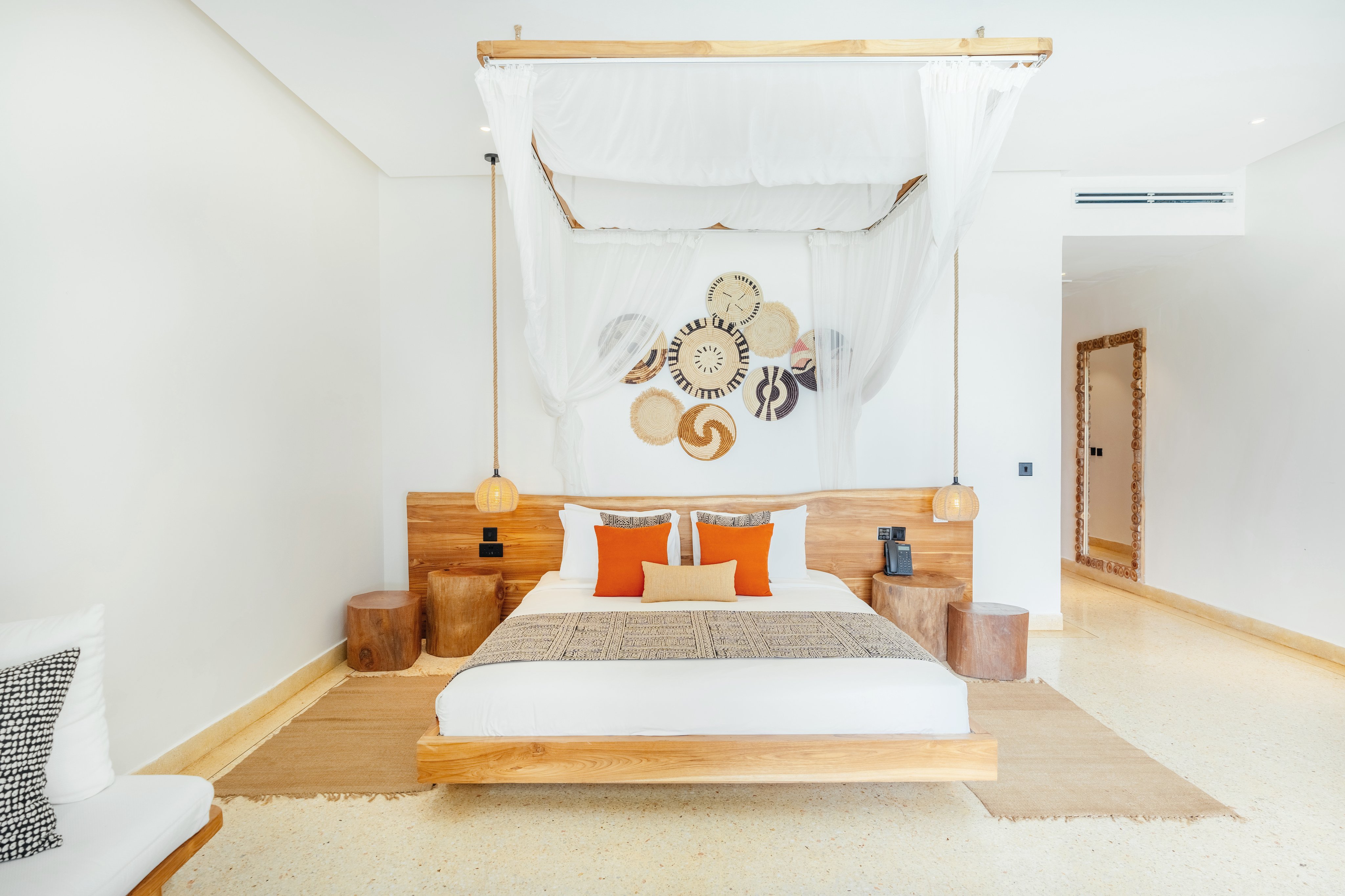 Luxuriöses Schlafzimmer im Premium Cluburlaub bei Aldiana, mit Holzdekor und gemütlichem Bett