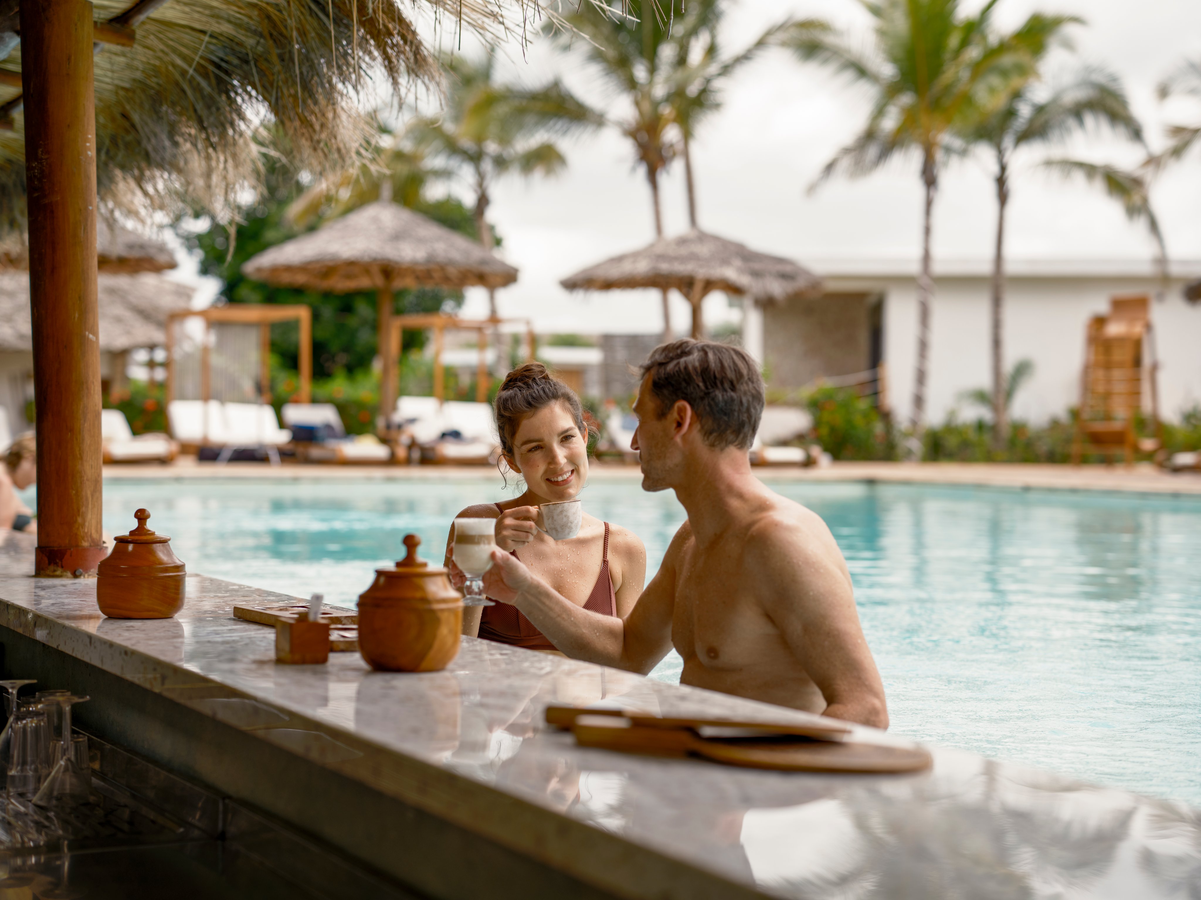 Entspannter Urlaub im Pool mit tropischer Atmosphäre bei Aldiana.