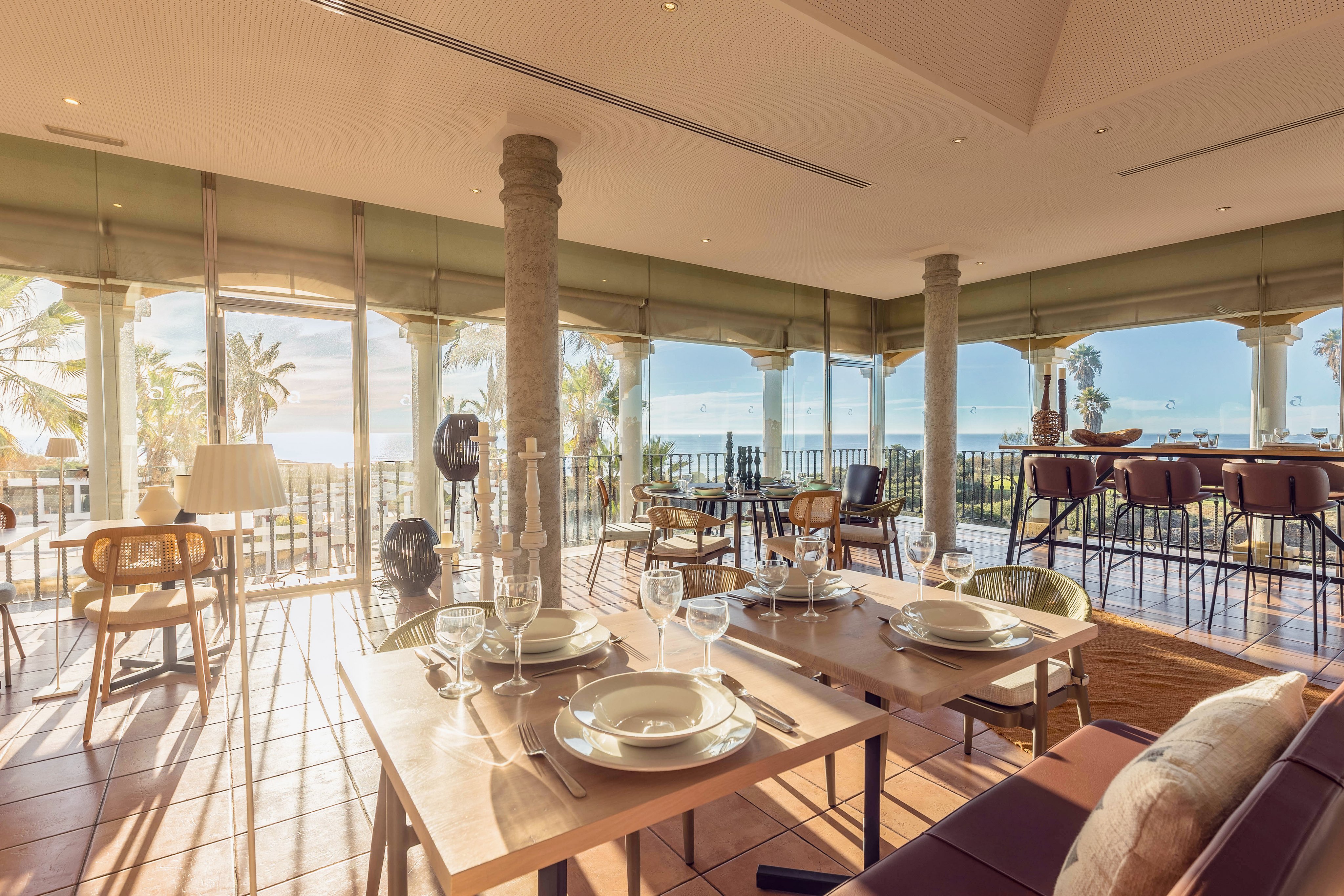 Elegantes Esszimmer im Aldiana Premium Cluburlaub mit Meerblick und stilvoller Dekoration