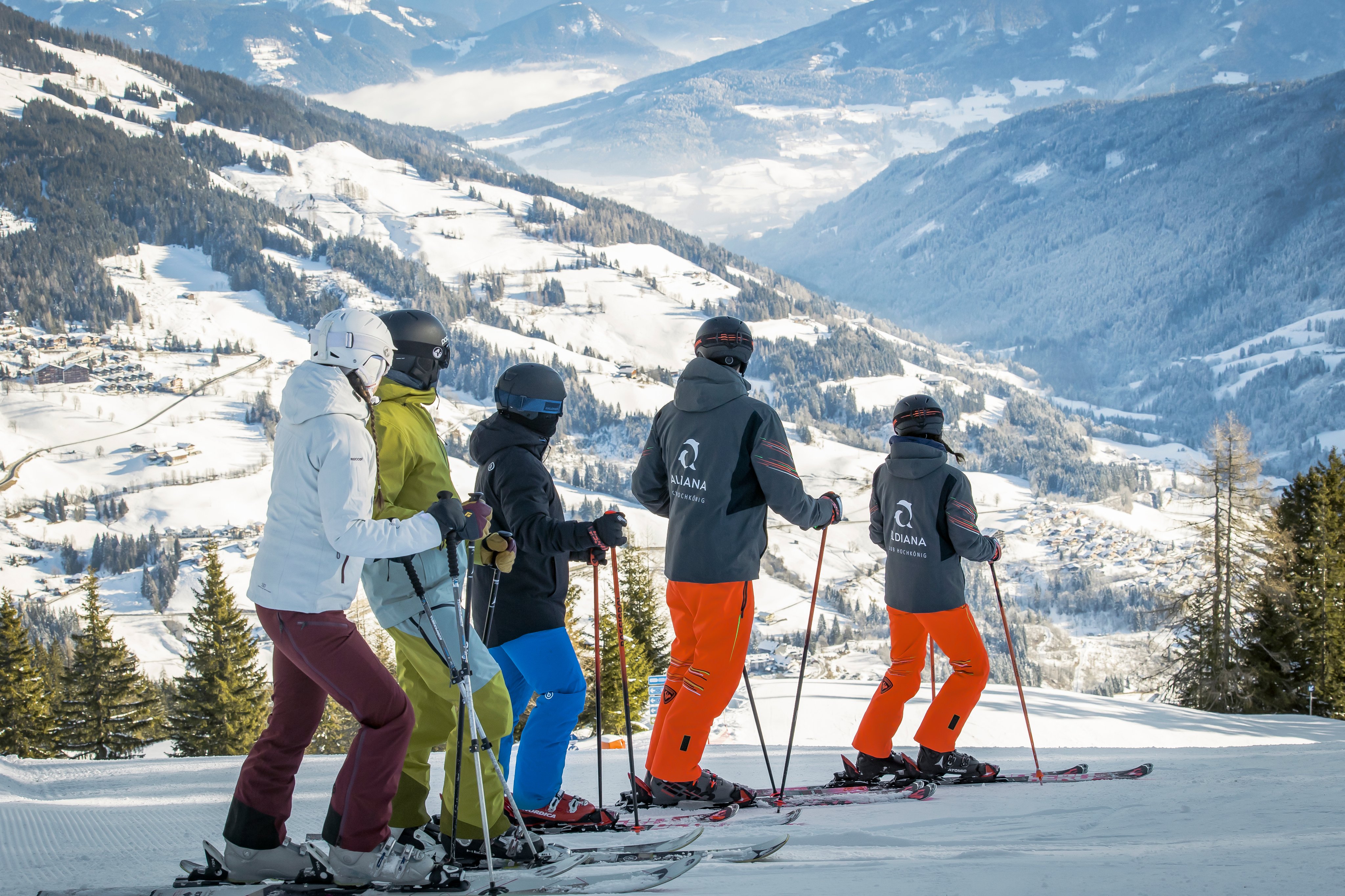 Eine Gruppe von Skifahrern beim Skilaufen in den Bergen bei Aldiana im Winter.