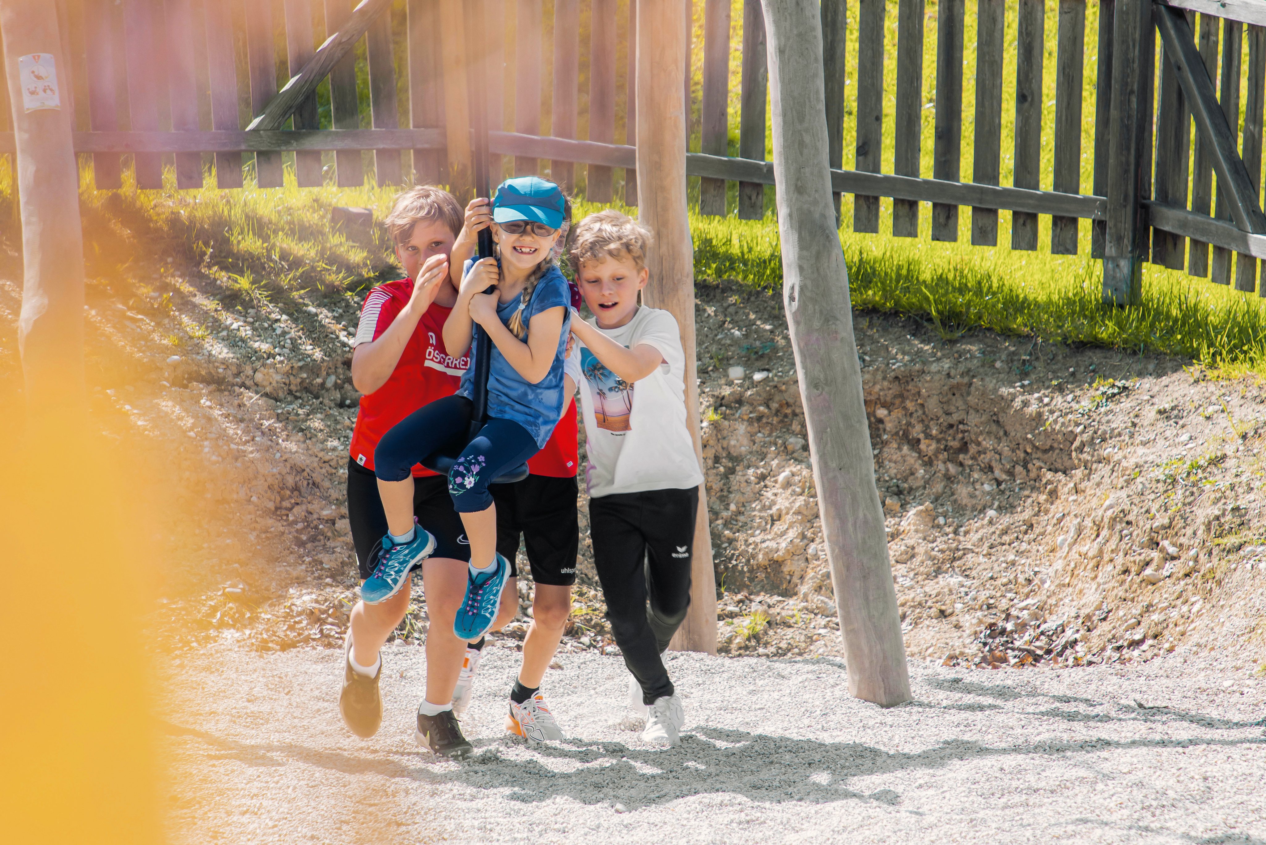 Kinder spielen im Freien auf einem Spielplatz bei Aldiana, einem Anbieter für Premium Cluburlaub
