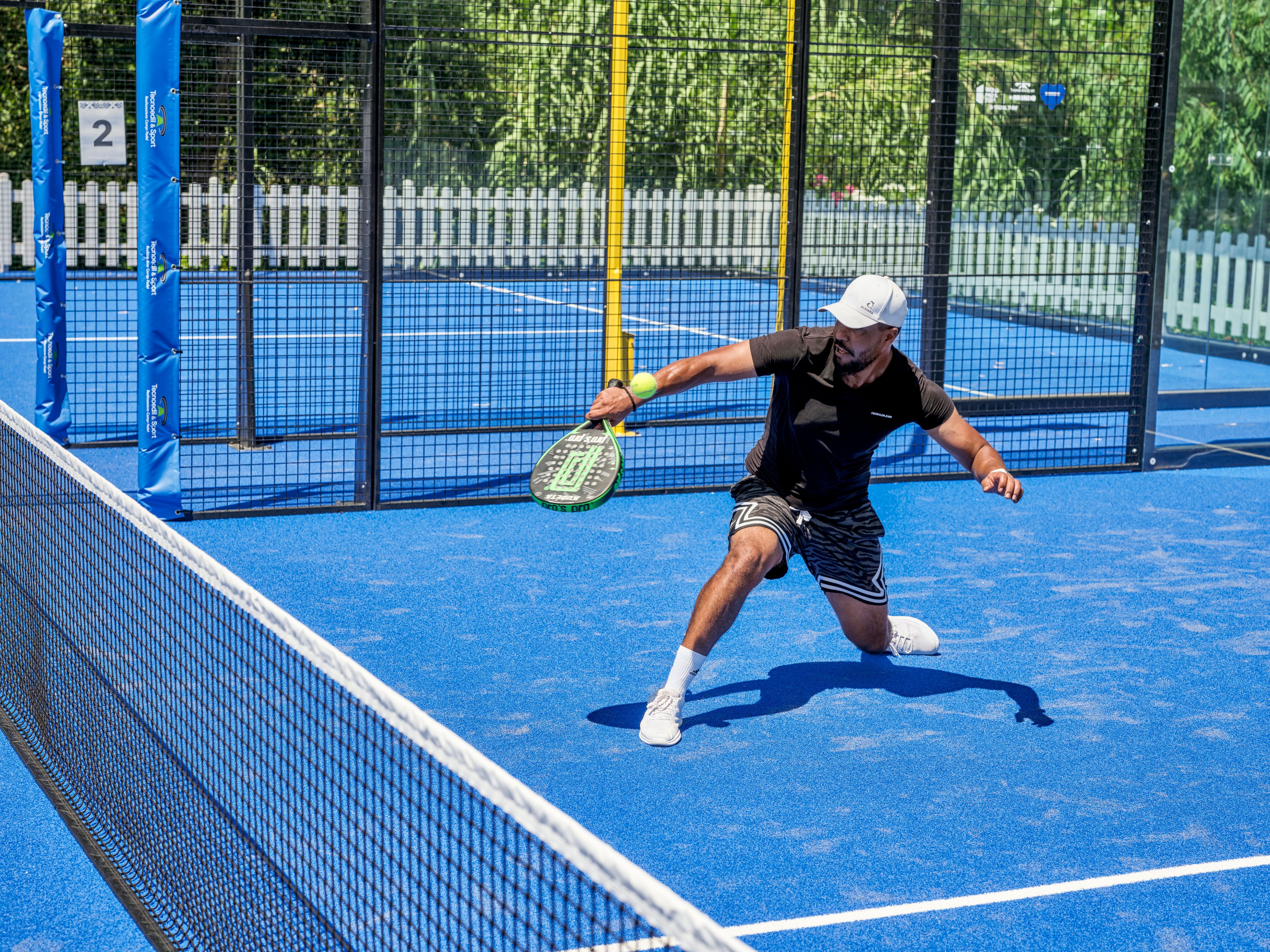 Mann spielt Tennis auf blauem Platz bei Aldiana, sportliche Aktivität im Premium Cluburlaub