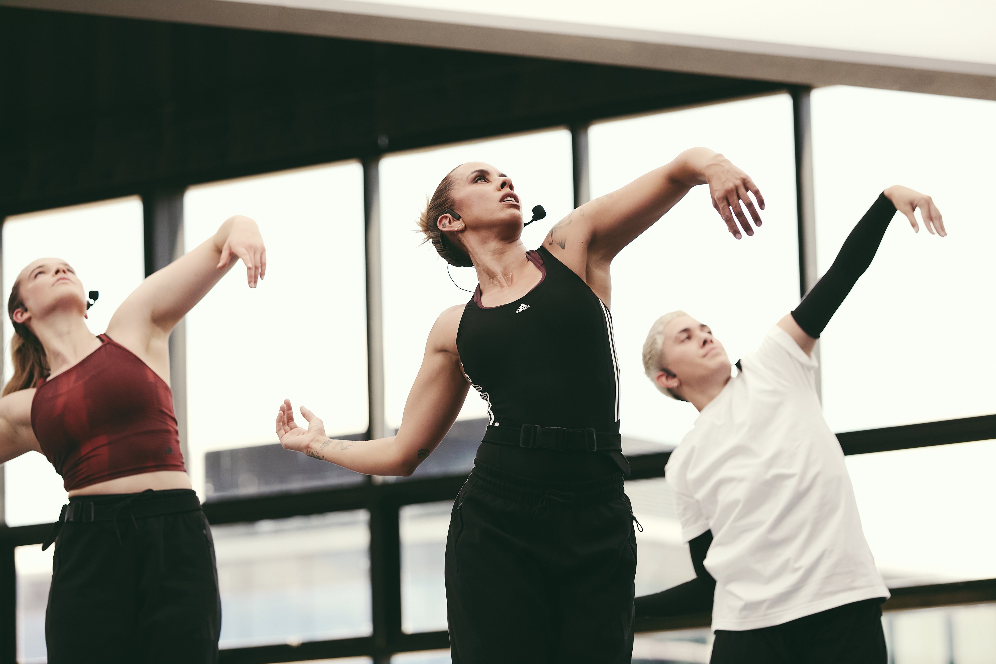 Drei Menschen beim Tanz in einem hellen Raum, genießen einen Premium Cluburlaub bei Aldiana