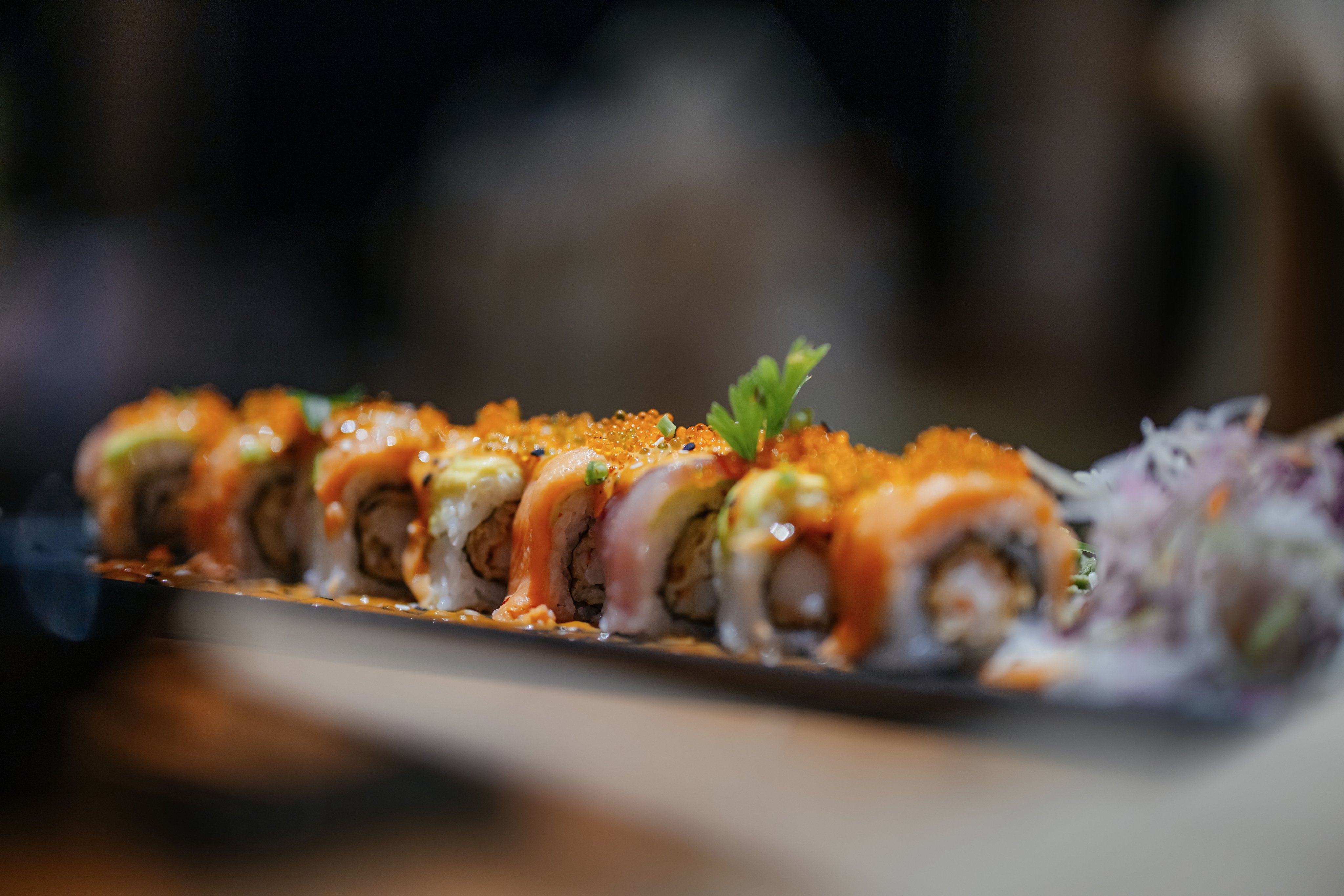 Ein Teller mit Sushi Roll varianten auf einem dunklen Tisch bei Aldiana Premium Cluburlaub