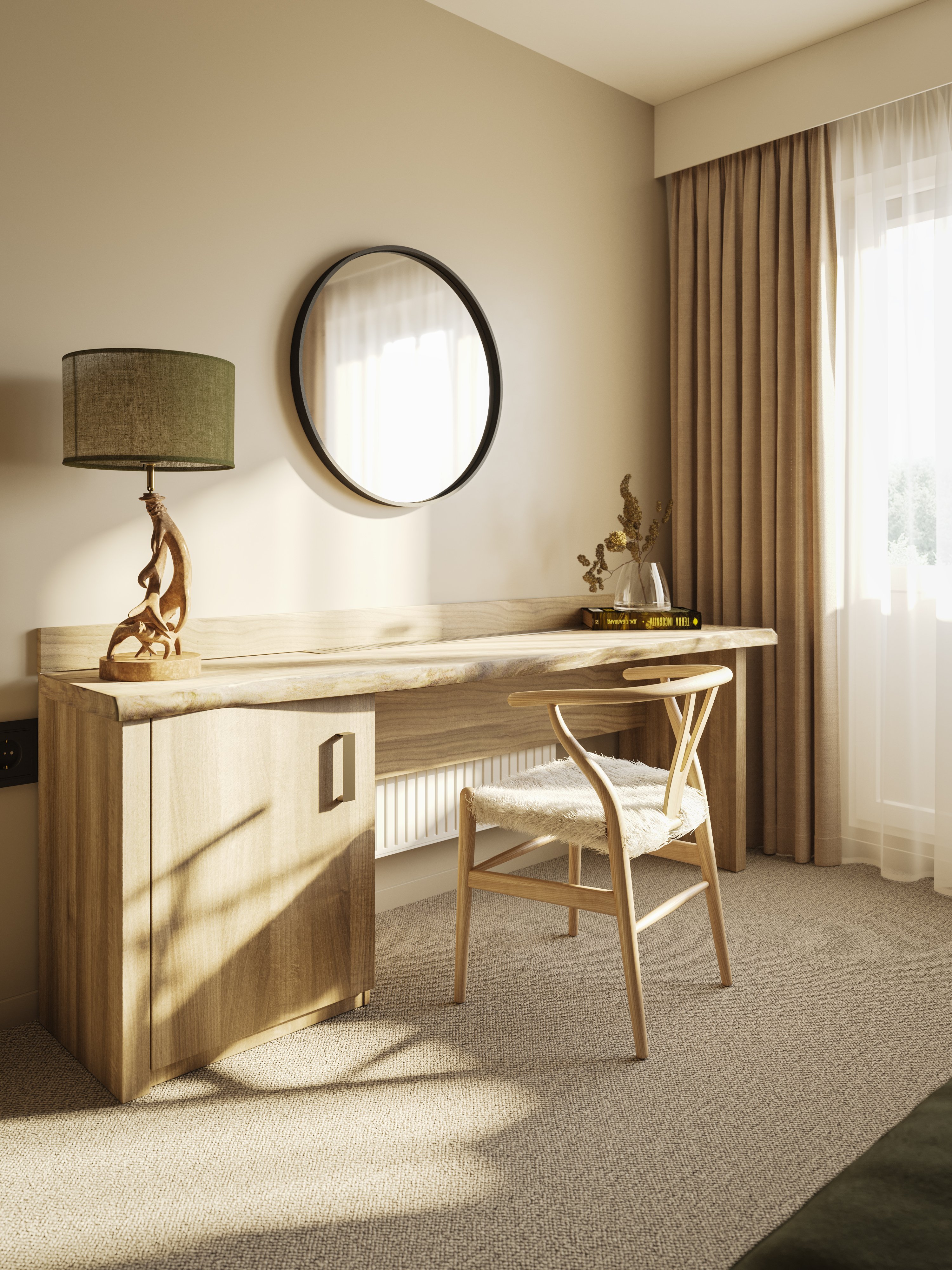 Elegantes Hotelzimmer mit Sitzbereich, Holzmöbeln, Spiegel und Fenster mit Vorhängen, ruhige Atmosphäre