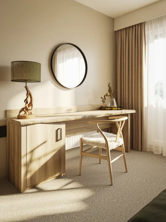 Elegantes Hotelzimmer mit Sitzbereich, Holzmöbeln, Spiegel und Fenster mit Vorhängen, ruhige Atmosphäre