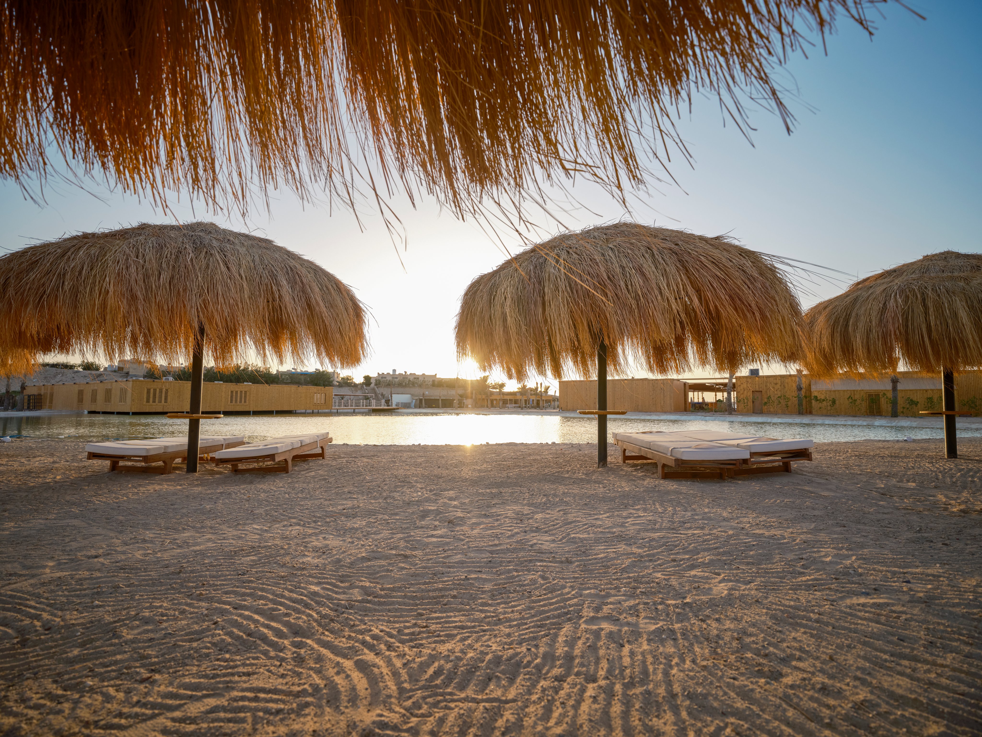 Entspannte Strandlage bei Aldiana mit Sonnenschirmen und Liegen am Meer.