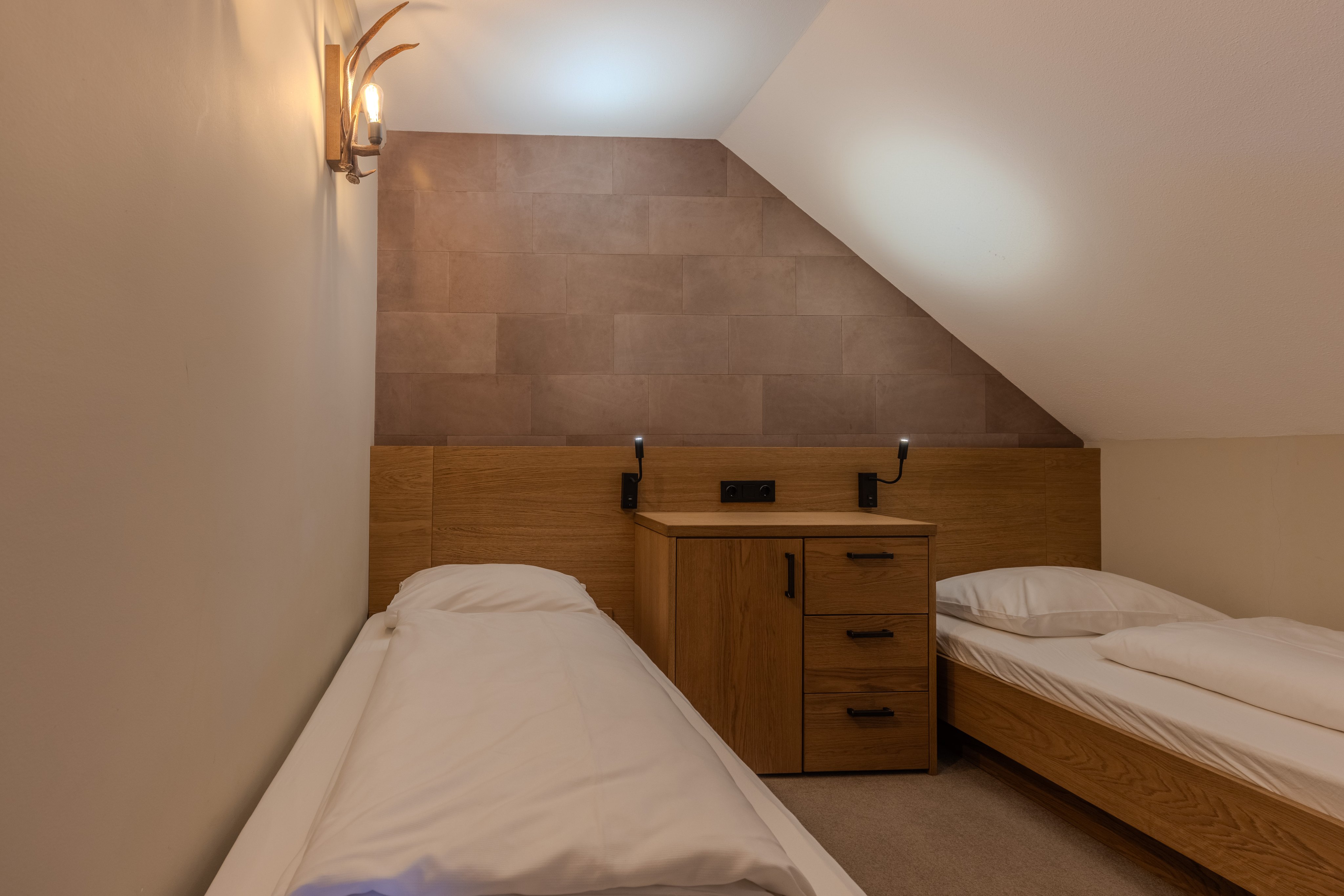 Doppelbett Zimmer bei Aldiana mit moderner Beleuchtung und gemütlichem Ambiente