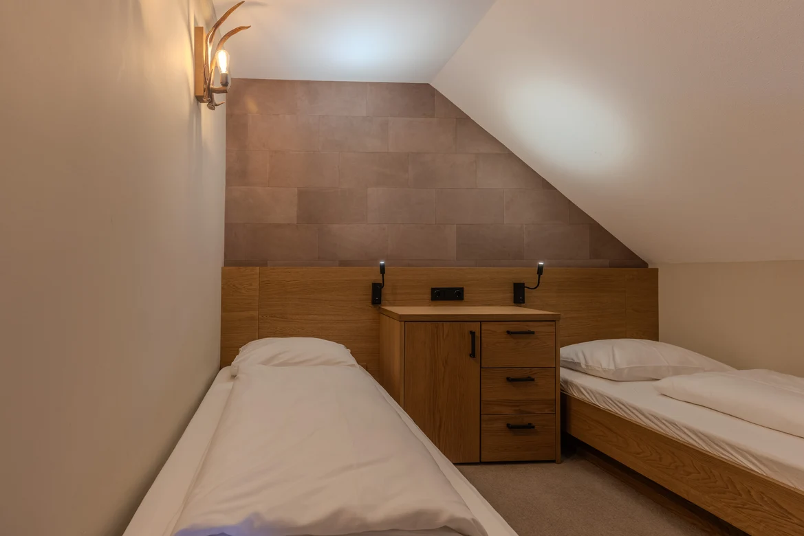 Doppelbett Zimmer bei Aldiana mit moderner Beleuchtung und gemütlichem Ambiente