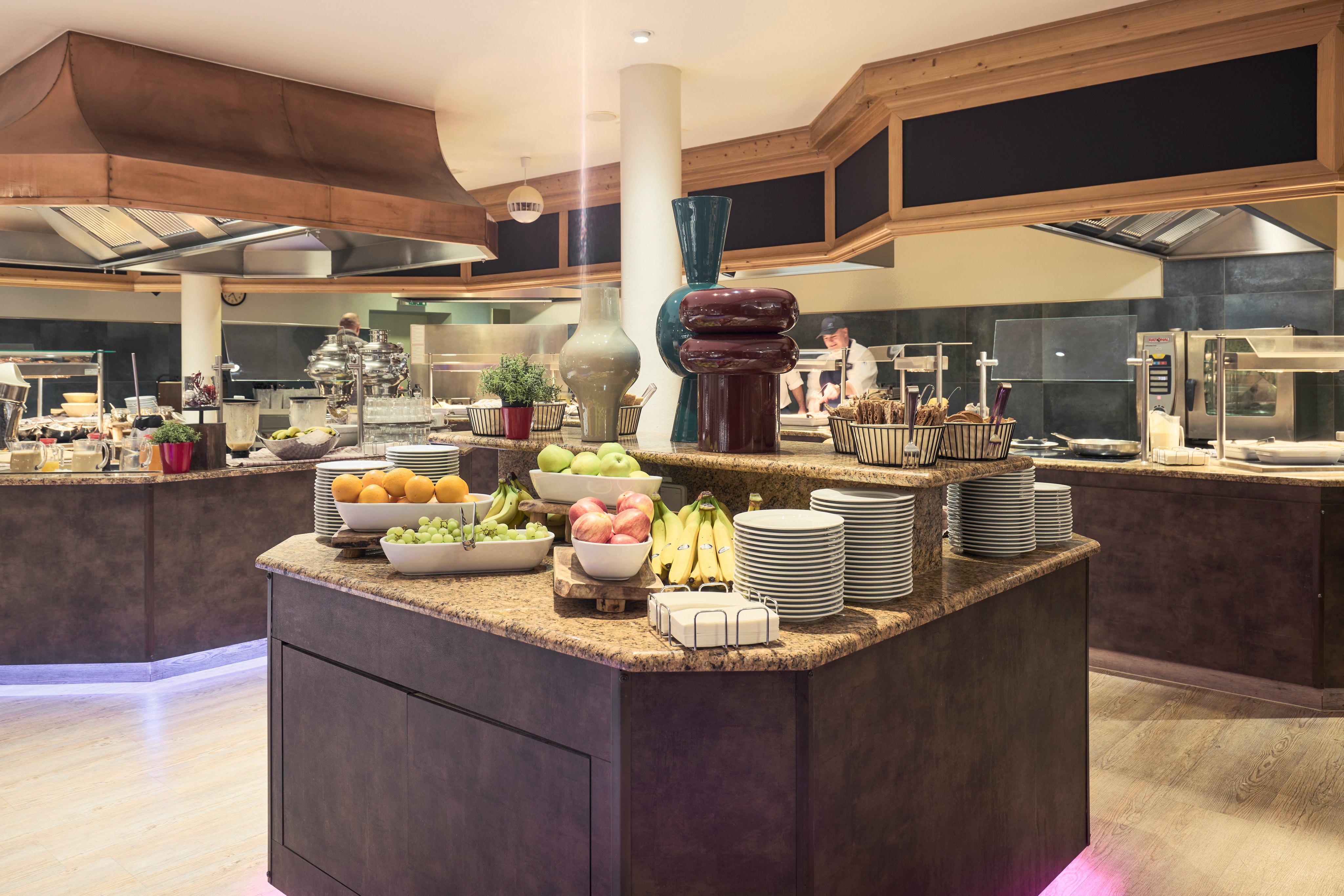 Buffet im Aldiana Club mit Obst, Geschirr und Küchenbereich, hochwertiger Urlausort