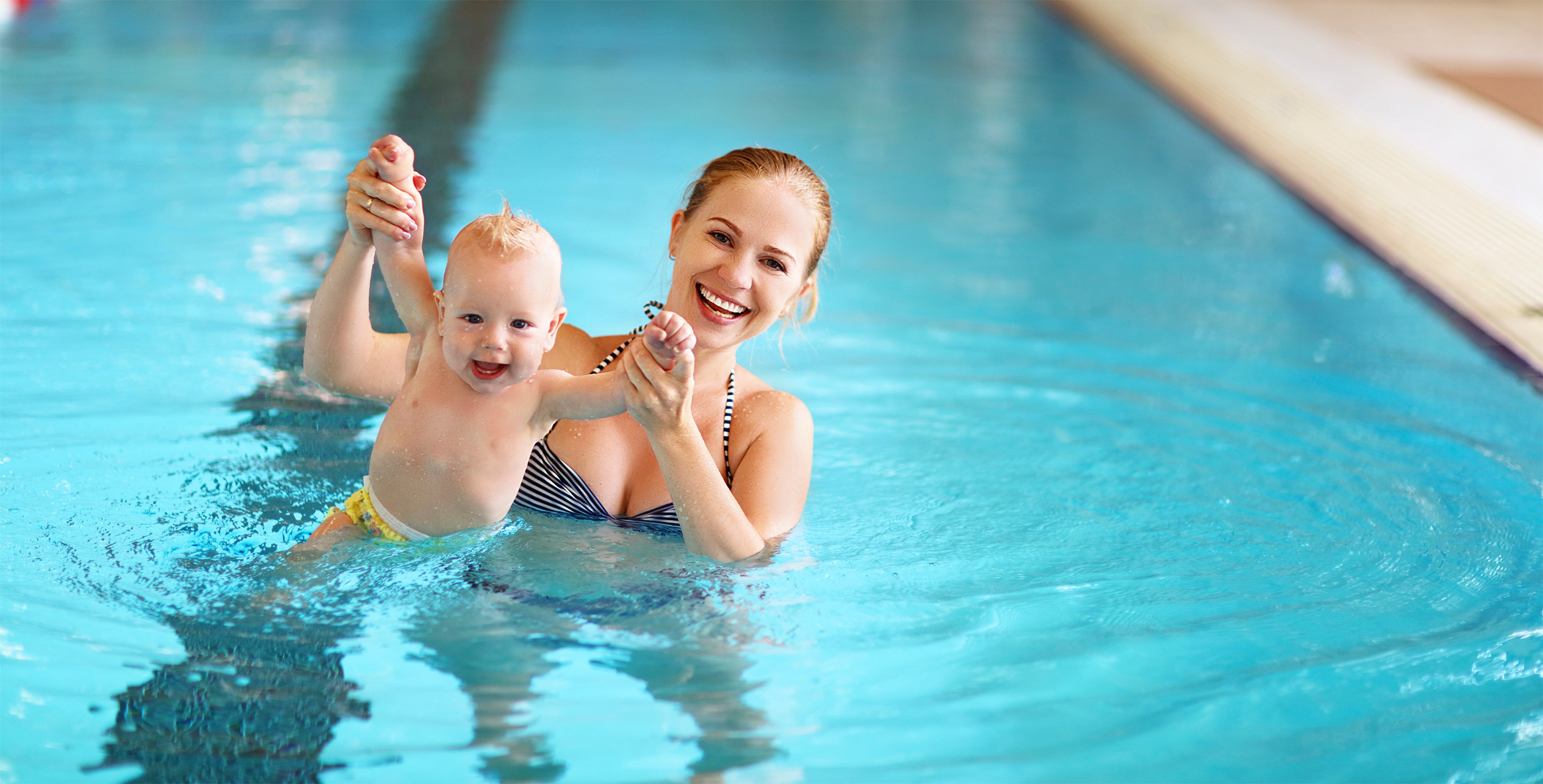 Person beim Schwimmen im Pool, erholsamer Premium Cluburlaub bei Aldiana