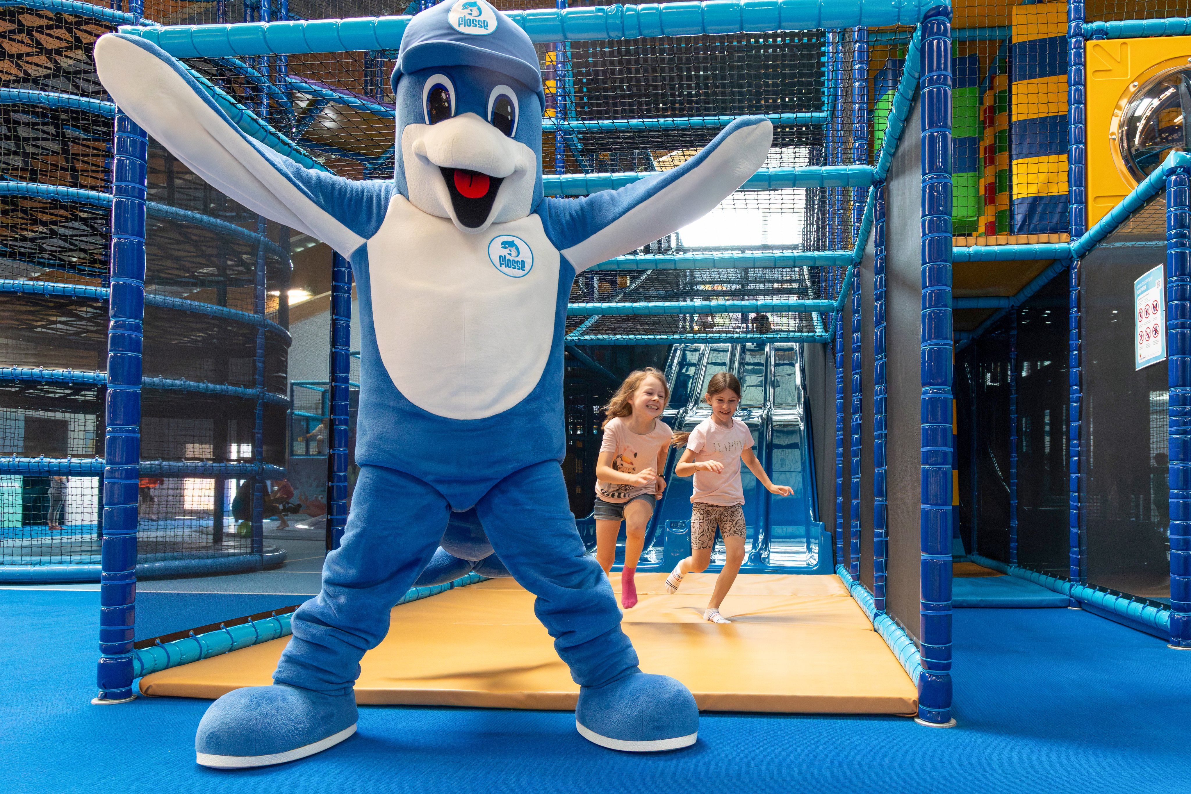 Ein Kind läuft auf einer bunten Indoor-Kletteranlage bei Aldiana im Premium Cluburlaub