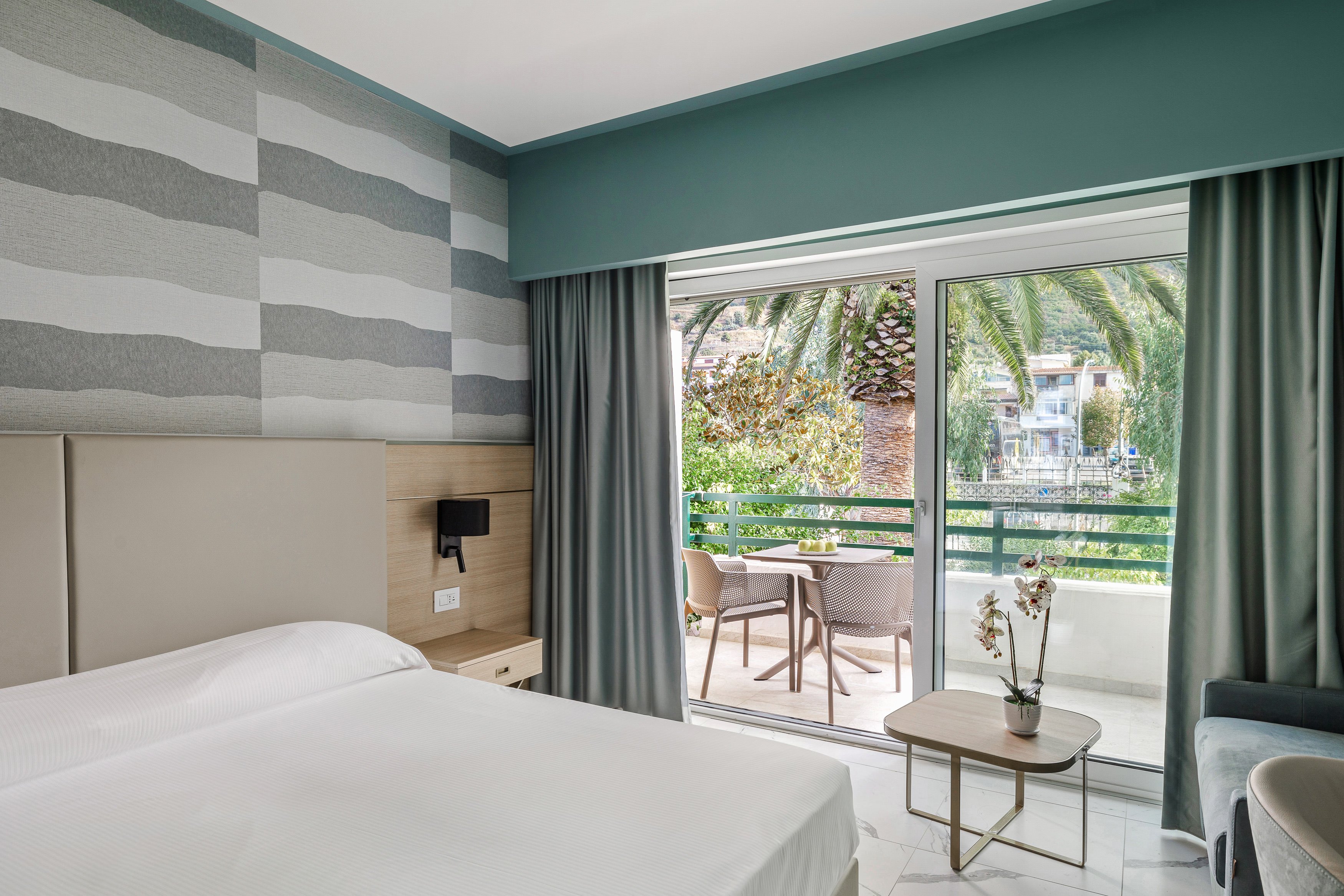Schlafzimmer mit Balkon, elegantes Ambiente, Blick auf Garten bei Aldiana Premium Cluburlaub