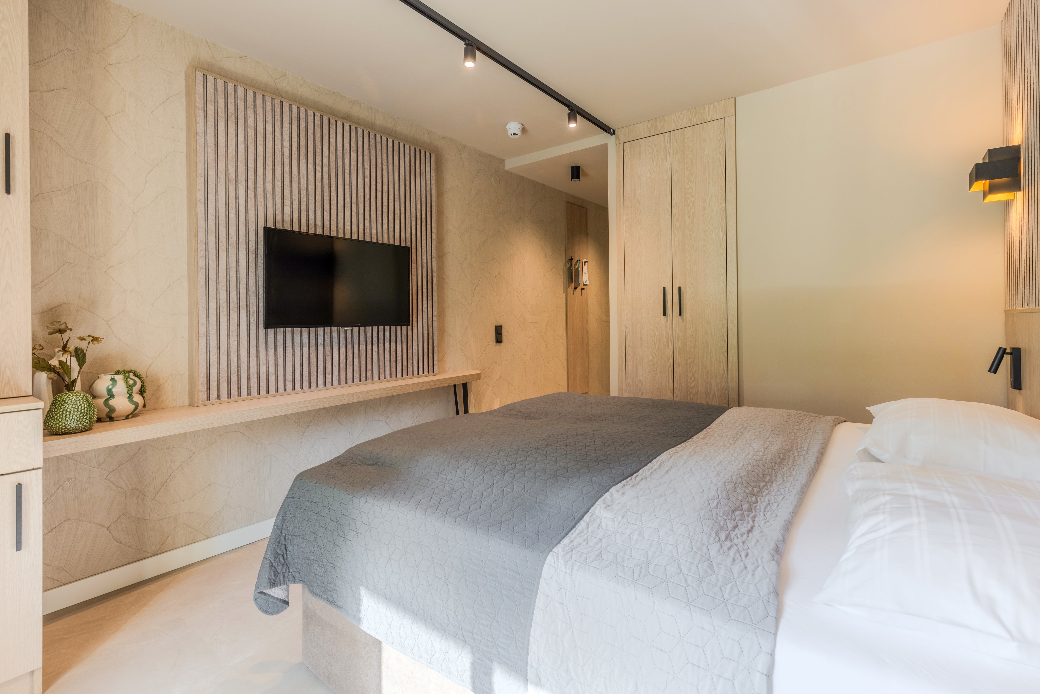 Ein elegantes Hotelzimmer im Premium Cluburlaub von Aldiana mit modernem Design