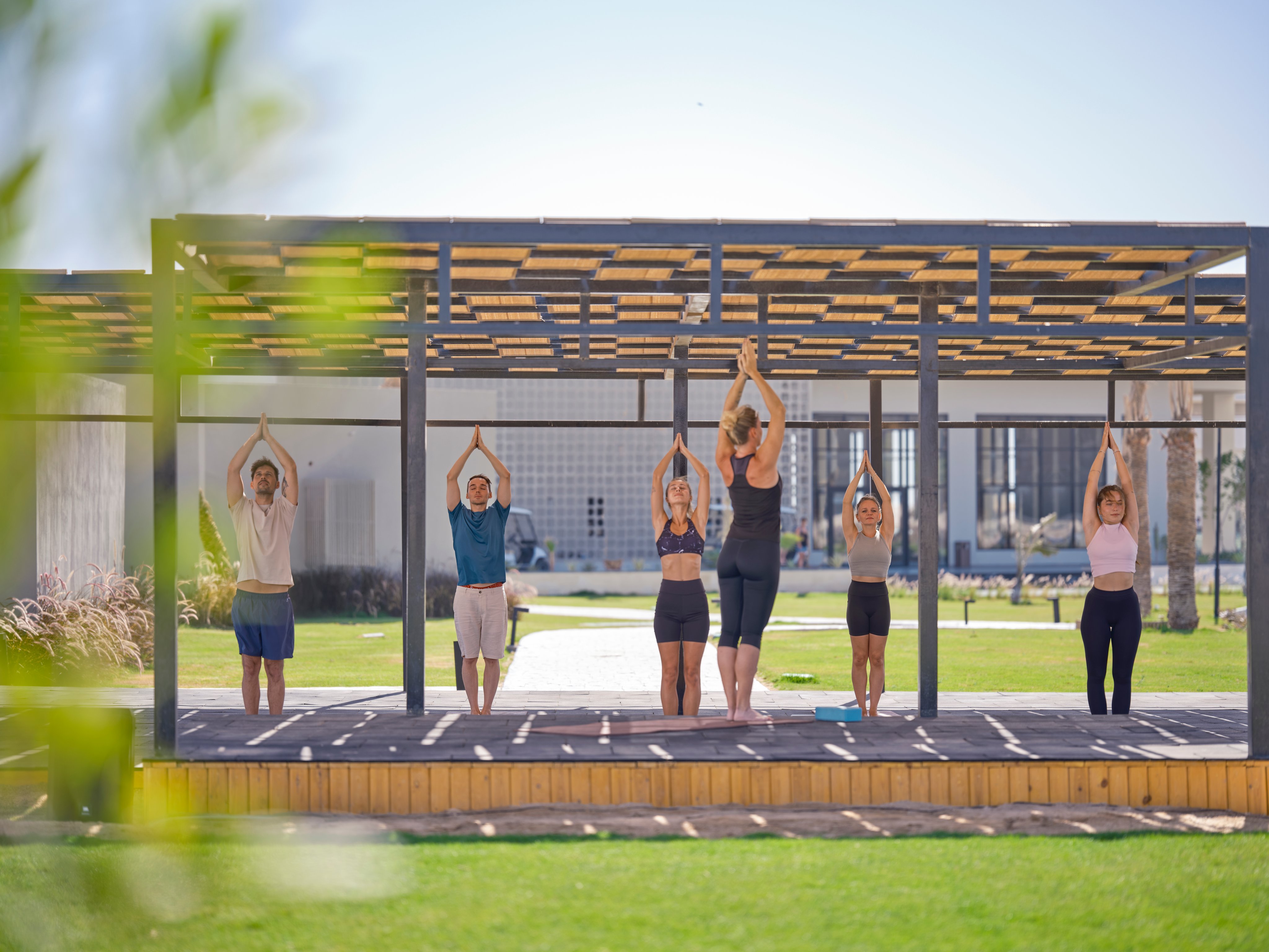 Gruppe von Menschen beim Yoga im Outdoor Premium Cluburlaub bei Aldiana