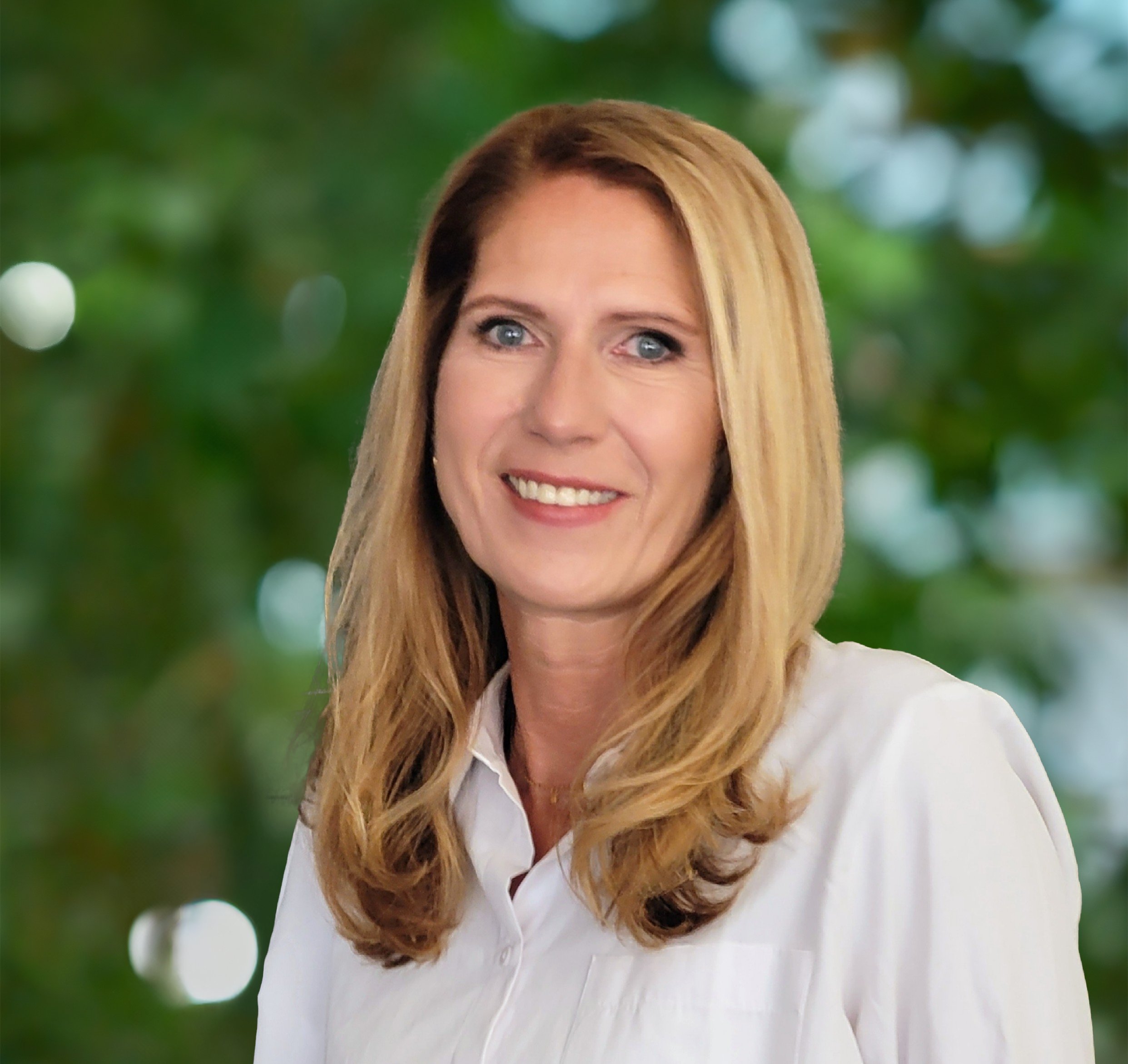 Altdiana Premium Cluburlaub Frau mit braunen Haaren vor grüner Natur Landschaft
