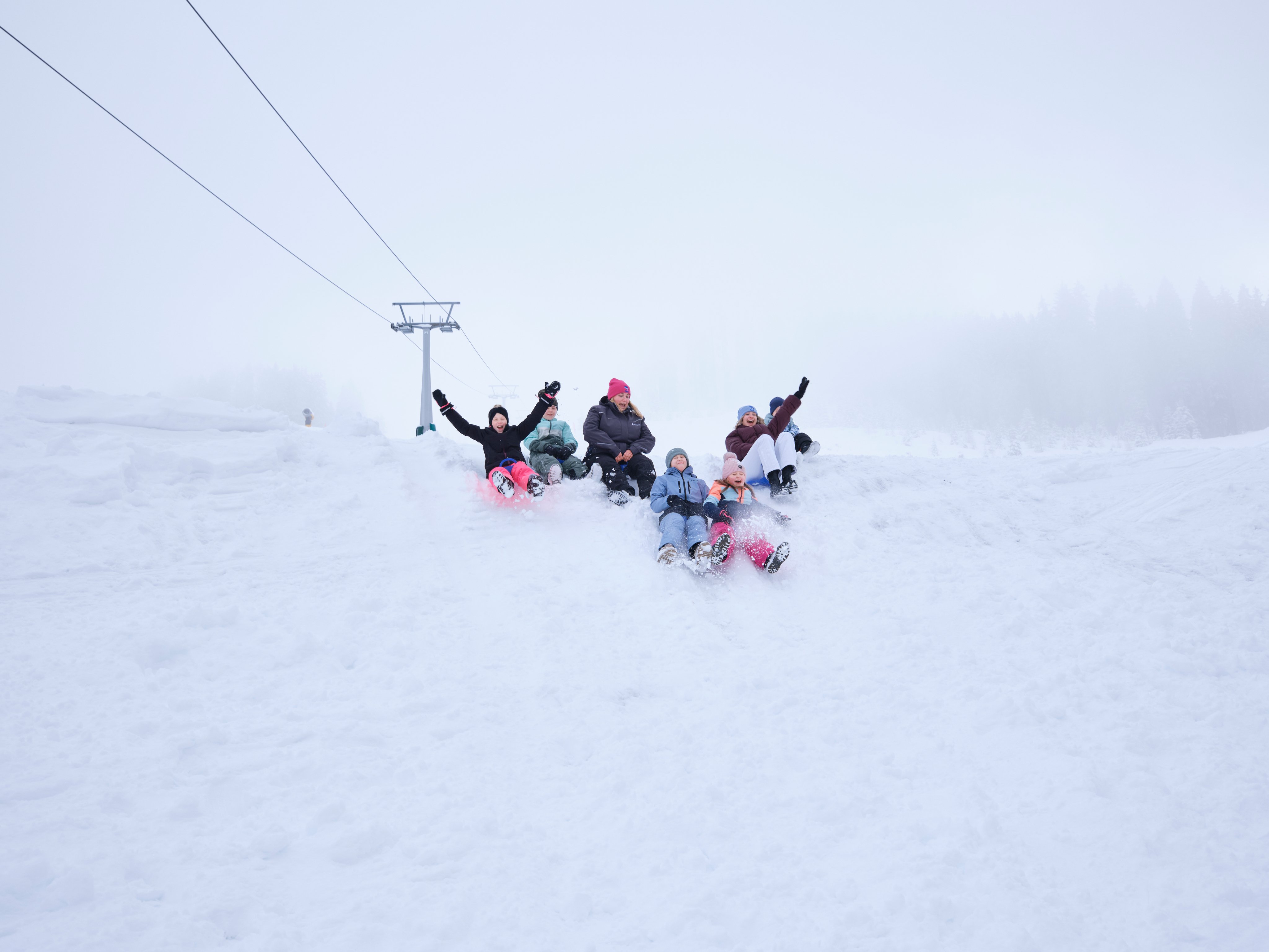 Menschen beim Snowboarden im verschneiten Gebirge, winterliches Outdoor-Erlebnis