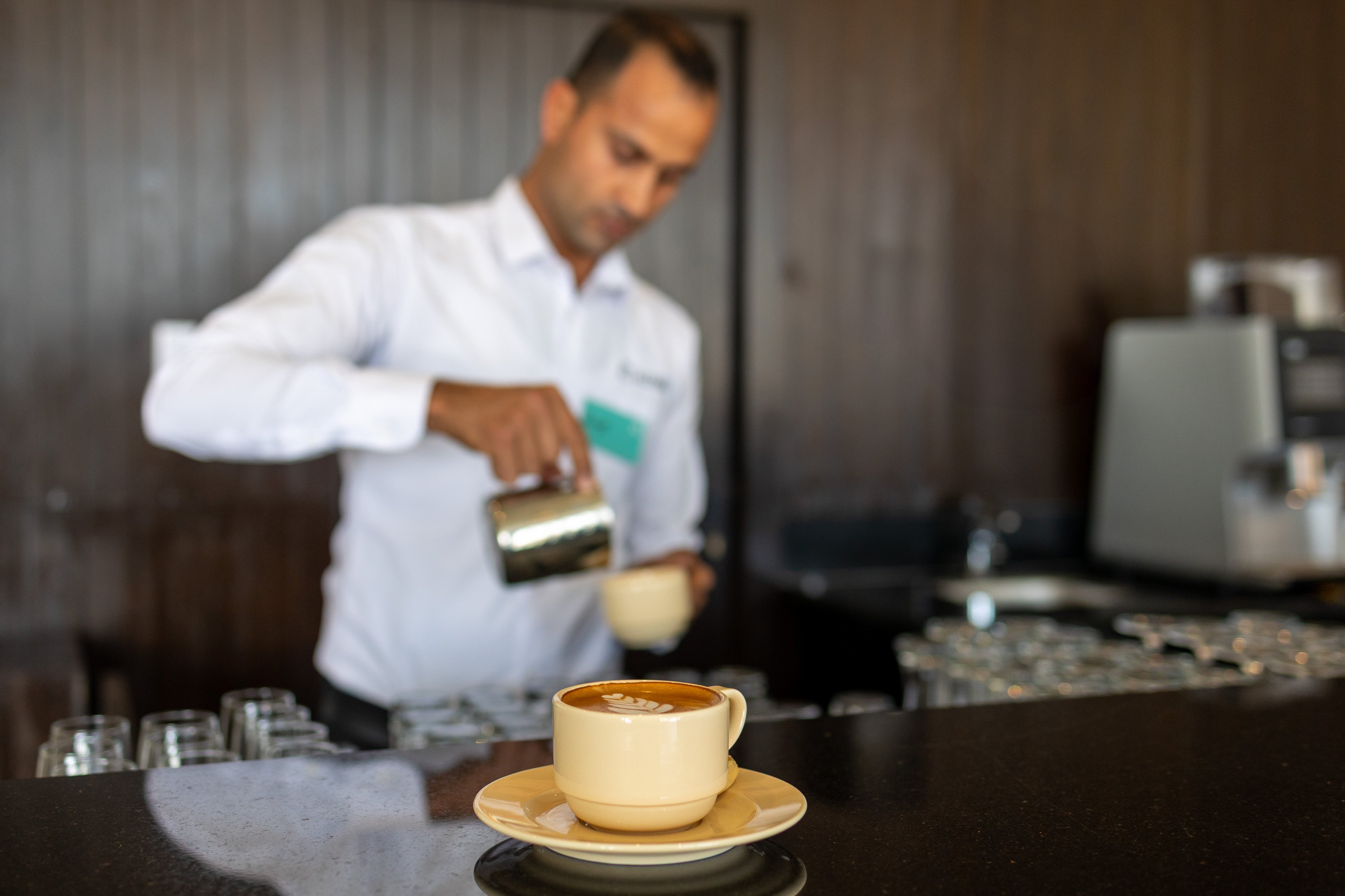 Ein Barista bereitet einen Kaffee in einem Premium Cluburlaub bei Aldiana vor