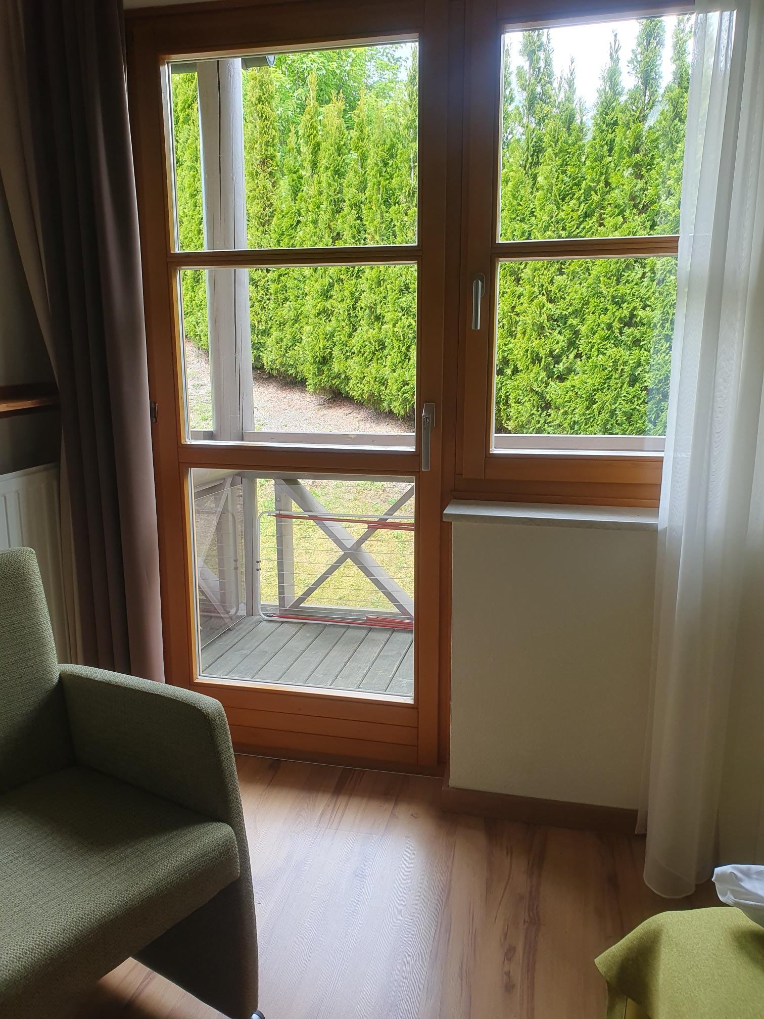 Fenster mit Blick auf grüne Hecken im Hotelzimmer bei Aldiana, Premium Cluburlaub.