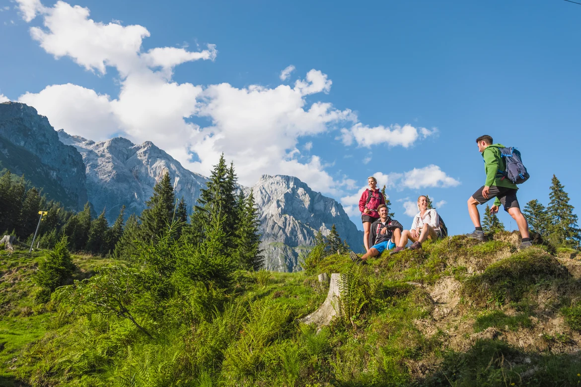 Personen bei einer Pause nach einer Wanderung in den Bergen