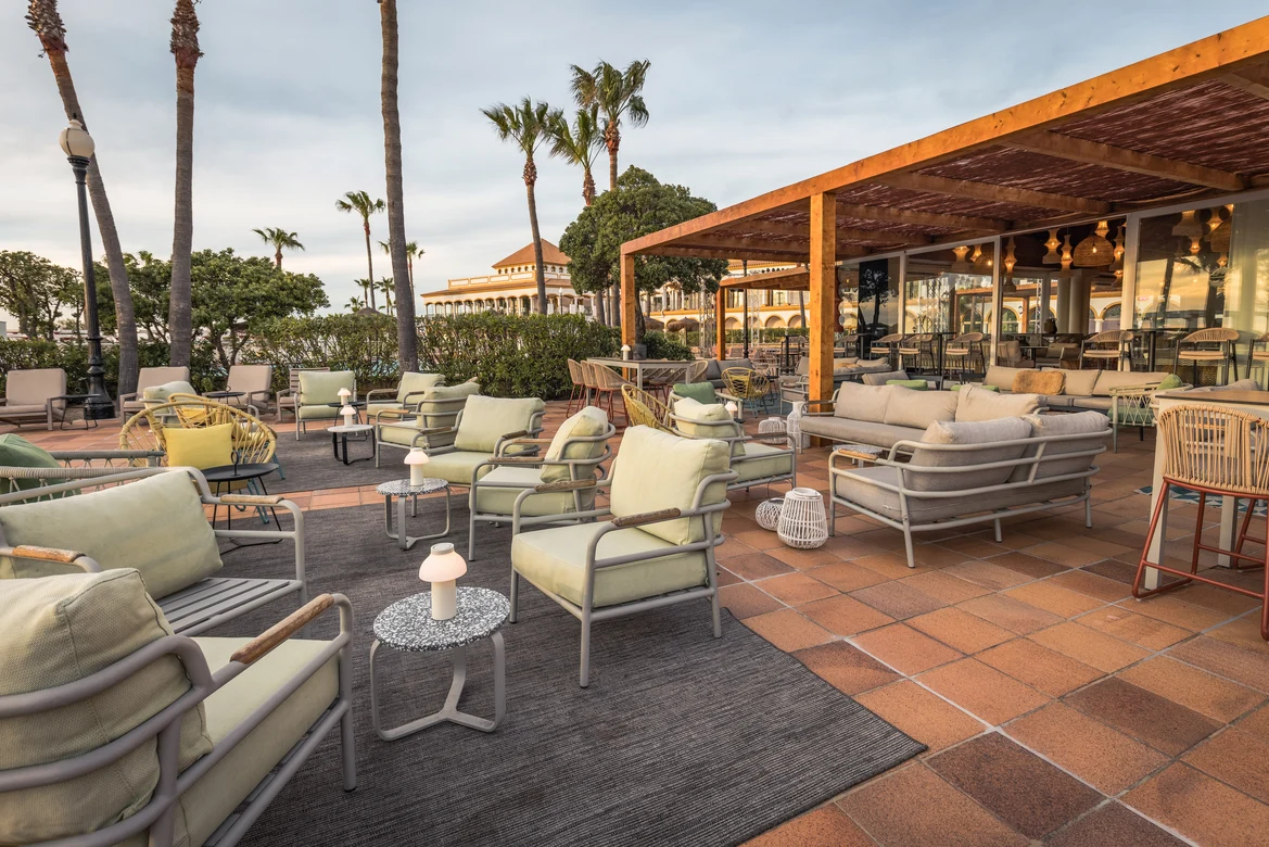 Ansicht Pool Terrasse bei Sonnenuntergang mit Bestuhlung 