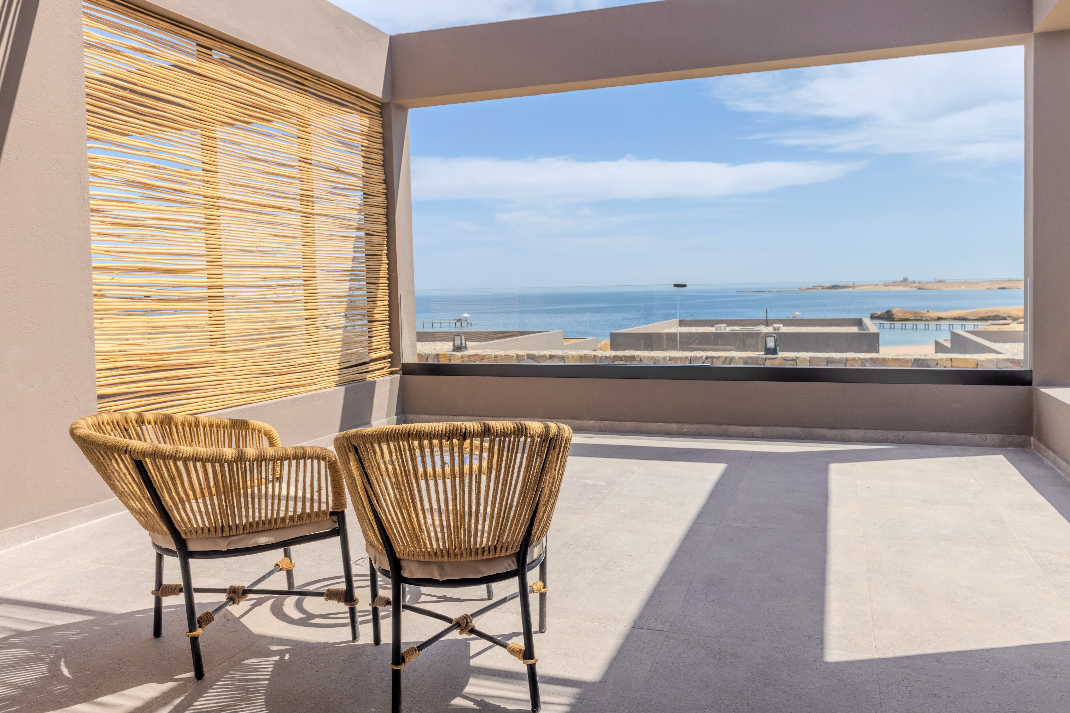 Ein entspannter Außenbereich mit Blick aufs Meer und bequemen Stühlen bei Aldiana.