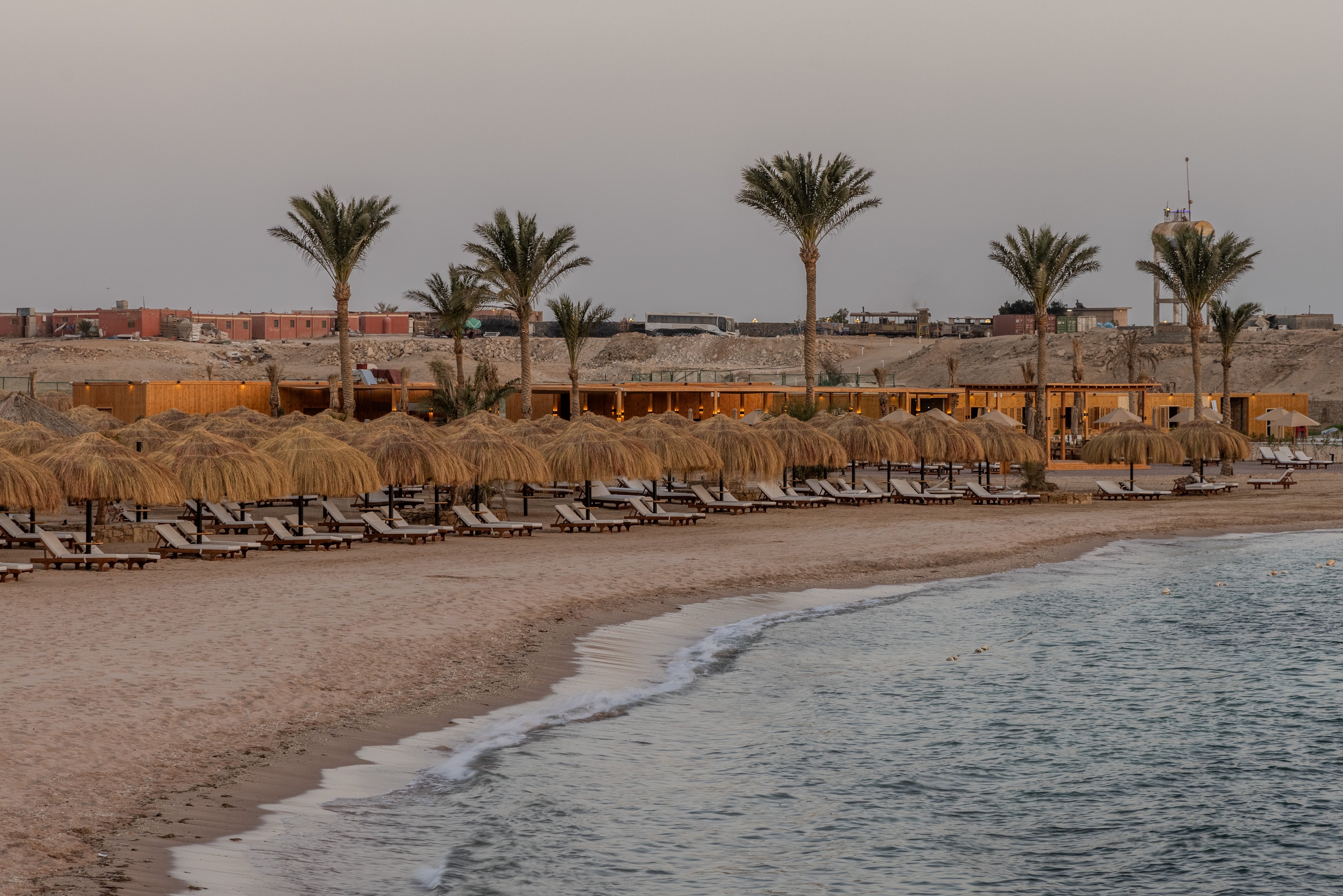 Schöne Strandliegen und Palmen am Aldiana Strand in Sonnenuntergangsstimmung.