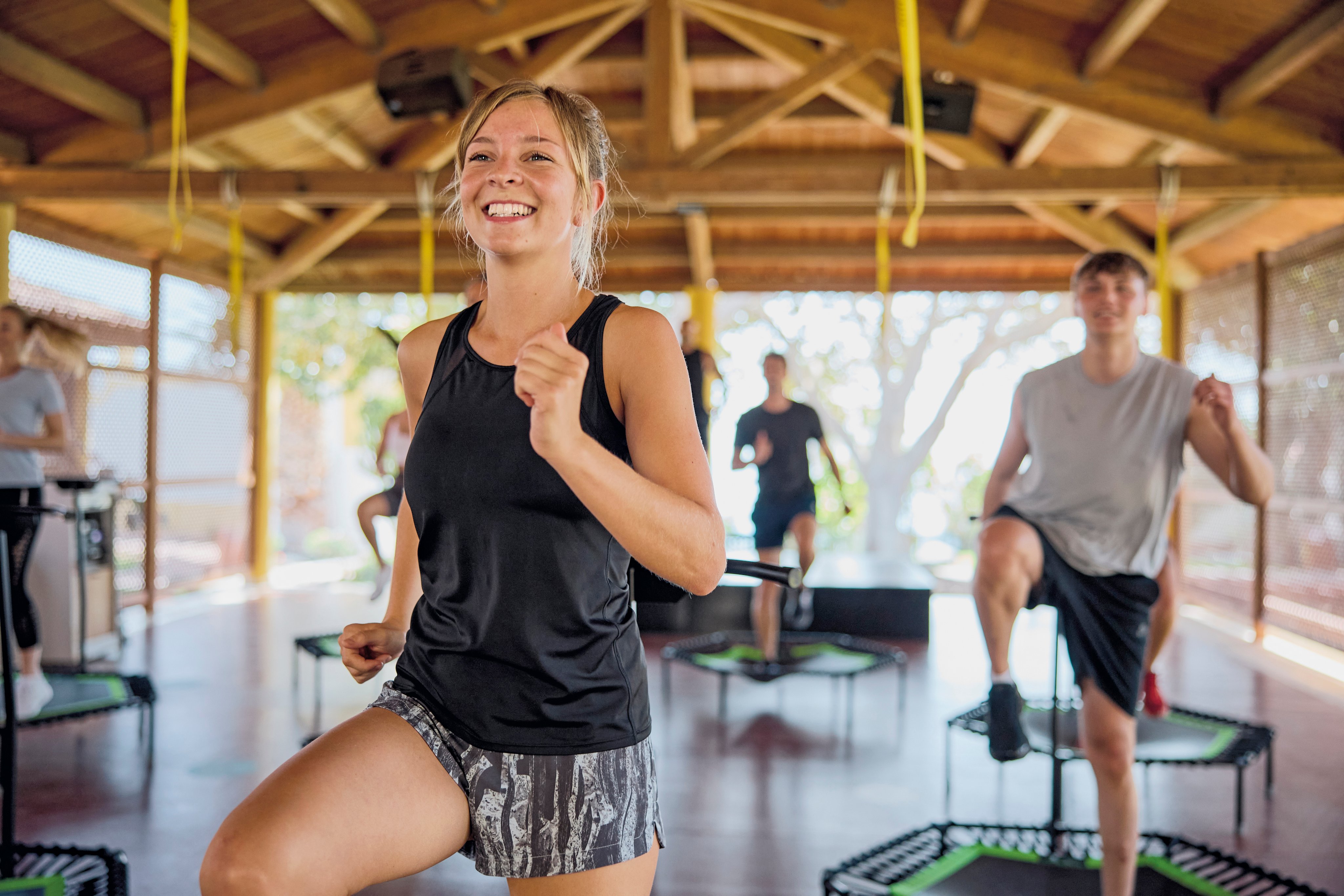 Frau trainiert im Fitnessraum eines Aldiana Premium Clubs mit fitnessequipment