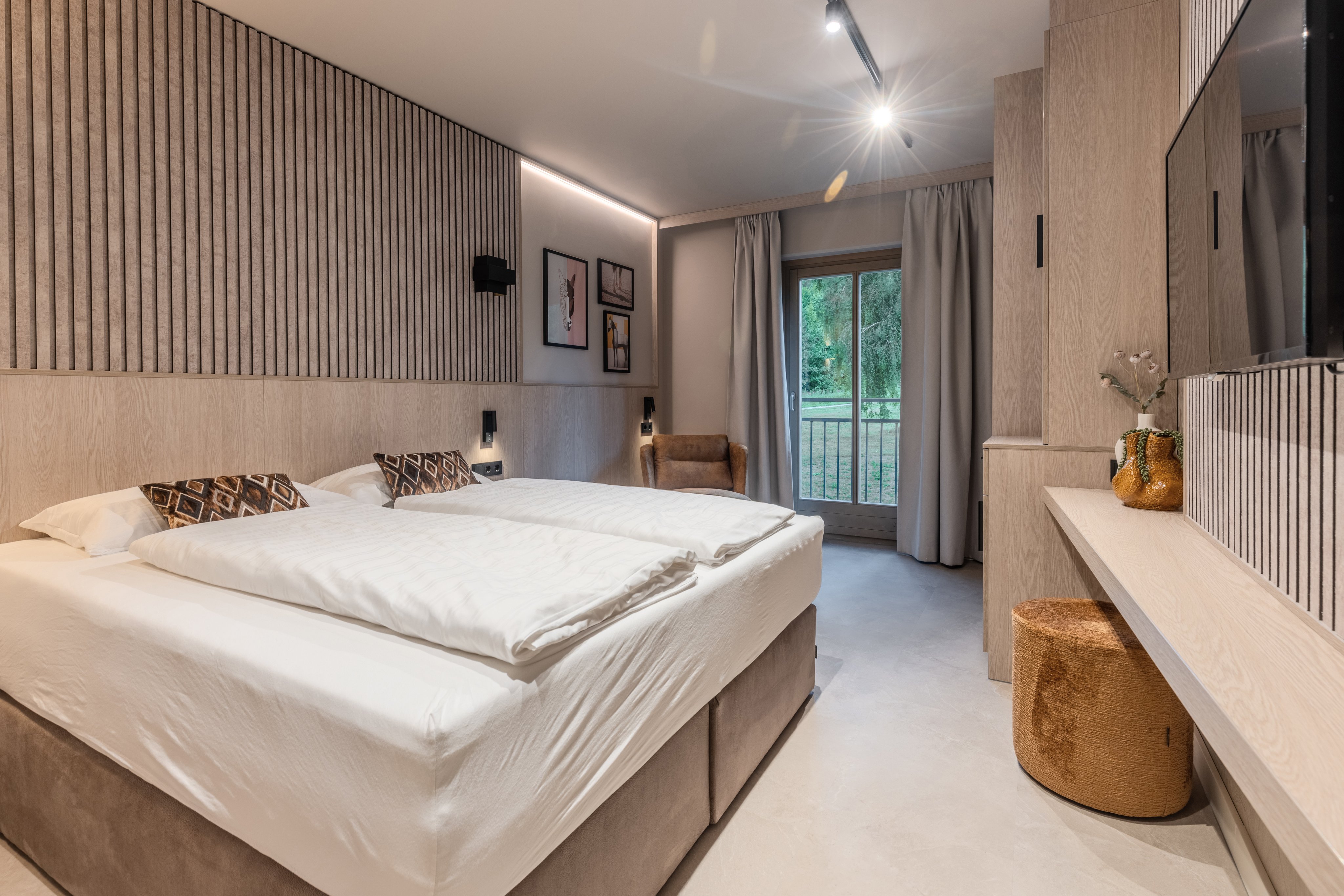 Schlafzimmer im Premium Clubhotel von Aldiana mit gemütlichem Bett und moderner Einrichtung