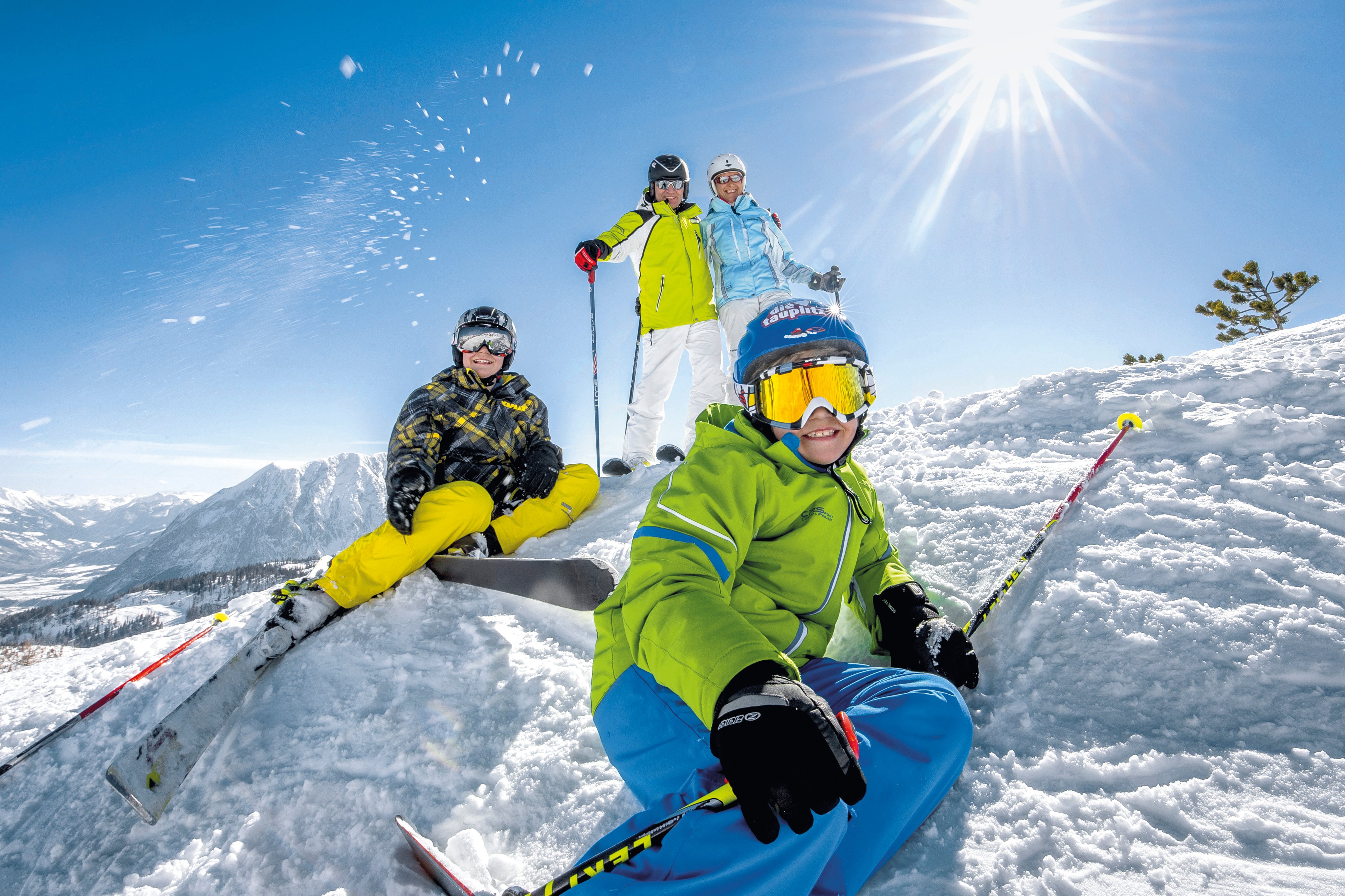 Drei Skifahrer auf verschneiter Piste, sonniges Bergwetter, Urlaubsatmosphäre