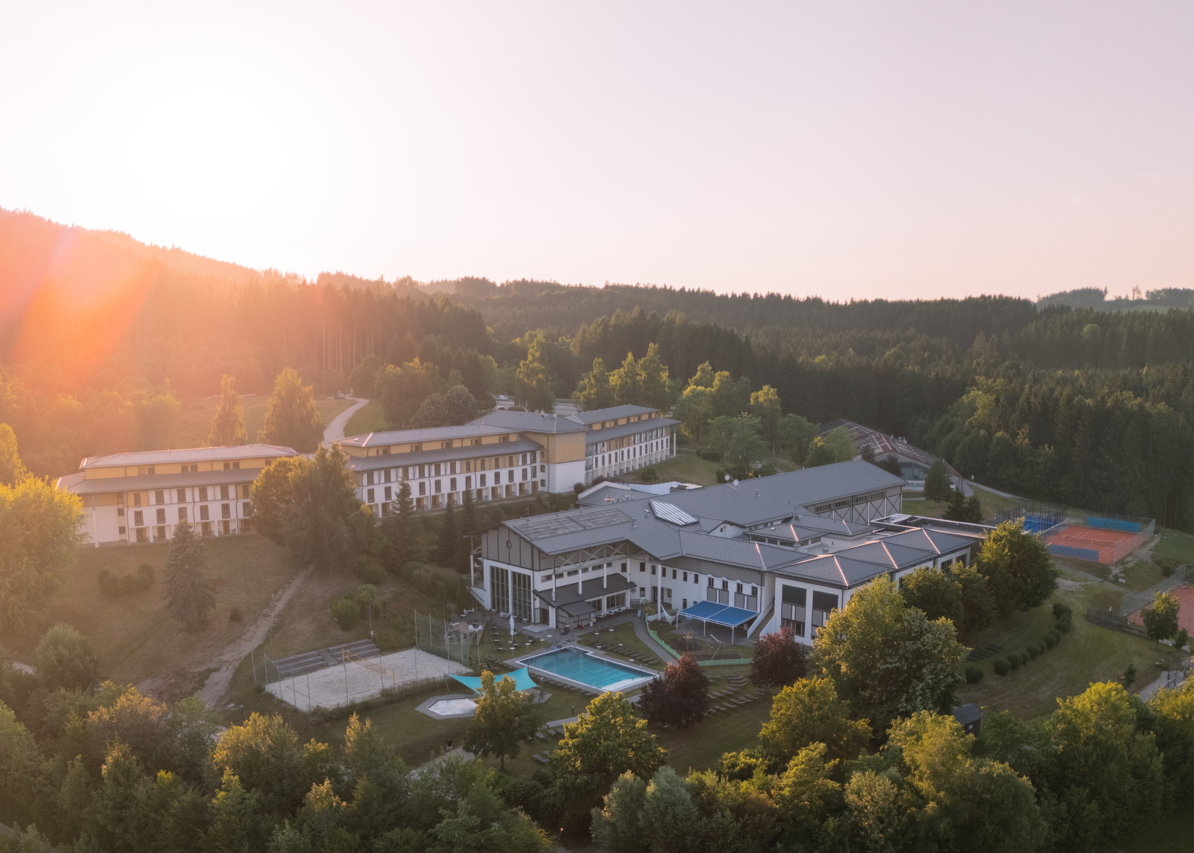 Moderne Hotelanlage im Grünen mit Pool und Tennisplätzen für Premium Cluburlaub