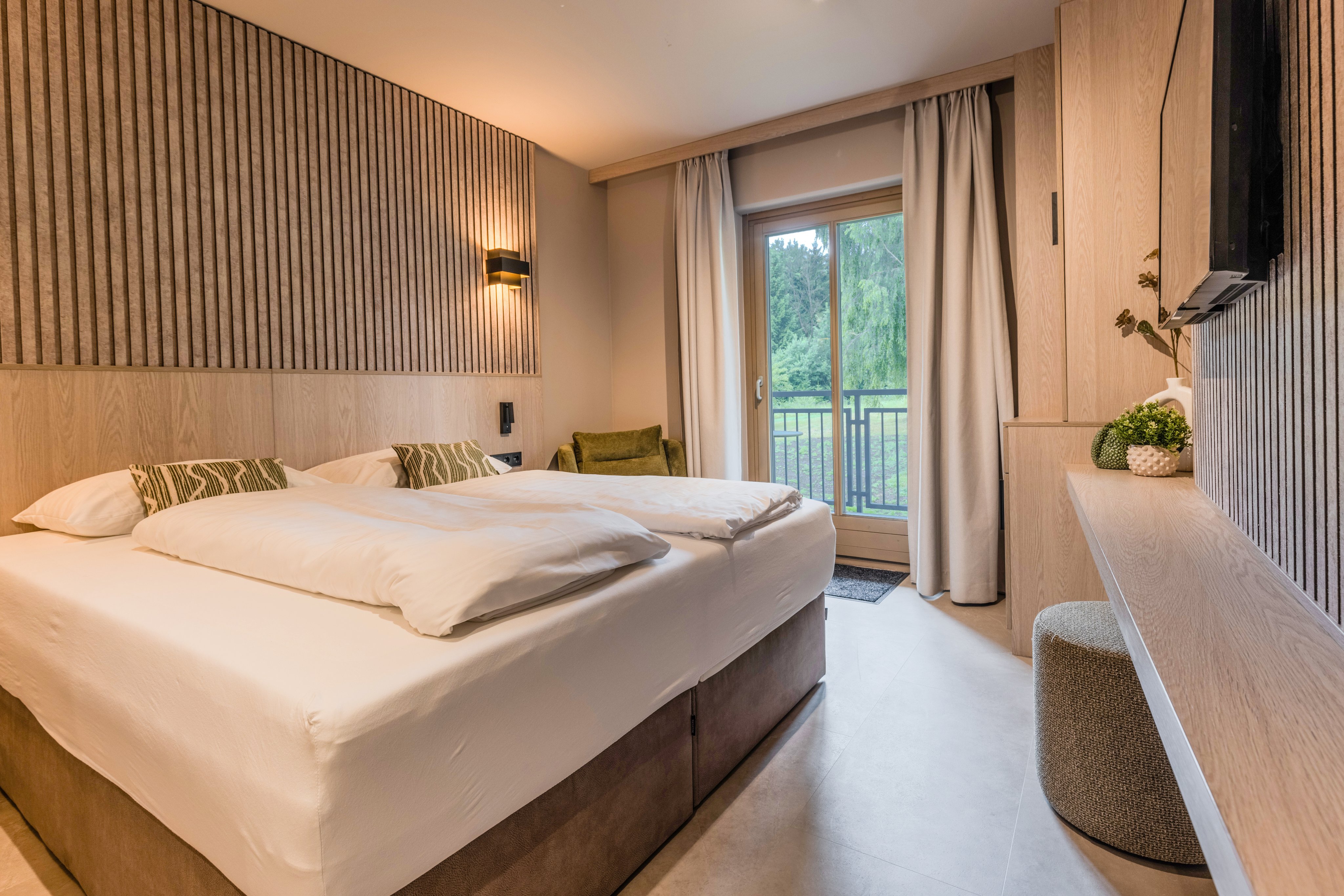 Schlafzimmer im Premium Cluburlaub bei Aldiana, komfortabel mit Balkon und natürlicher Beleuchtung